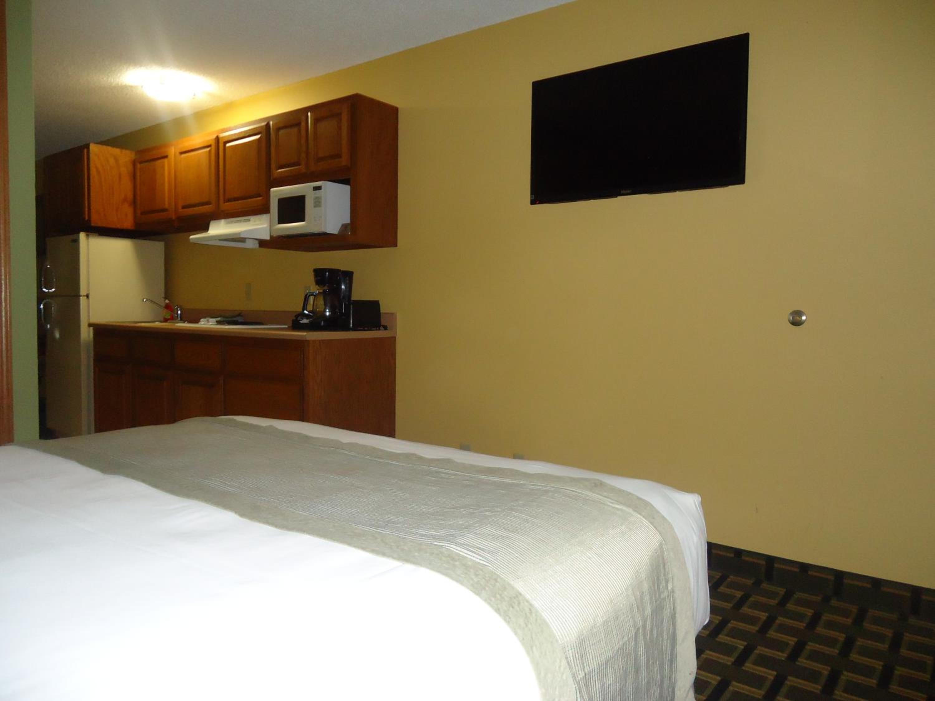 Deluxe Queen Suite - Non-Smoking - Photo 3