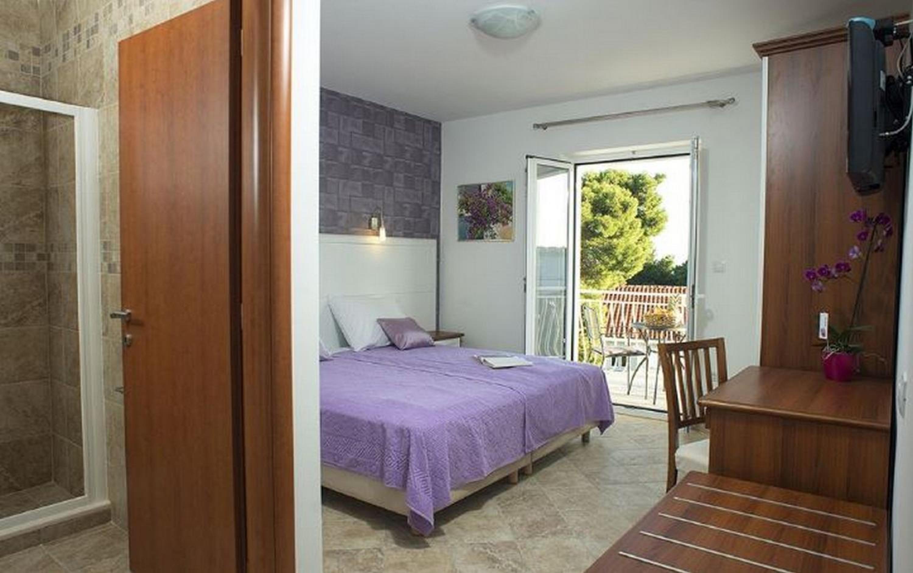 Double or Twin Room with Balcony and Sea View photo 2