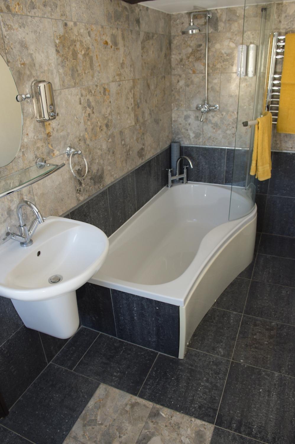 Deluxe Double Room with Bath - Photo 4