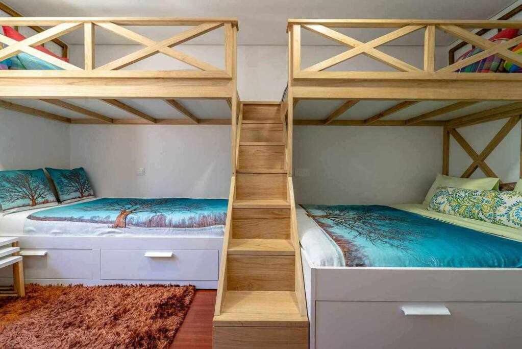 Five-Bedroom House photo 3