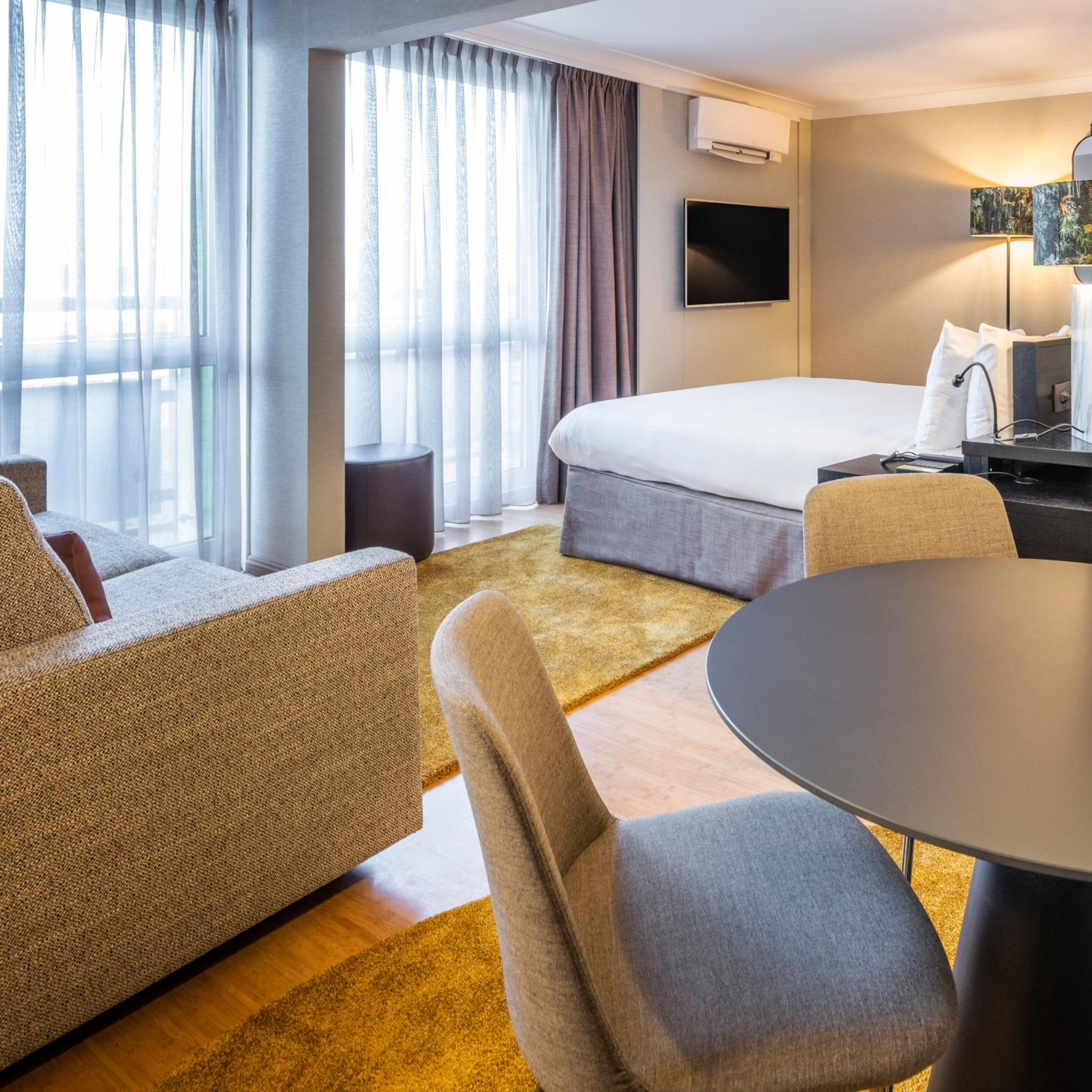 Premium King Room with Sofa Bed thumbnail 6