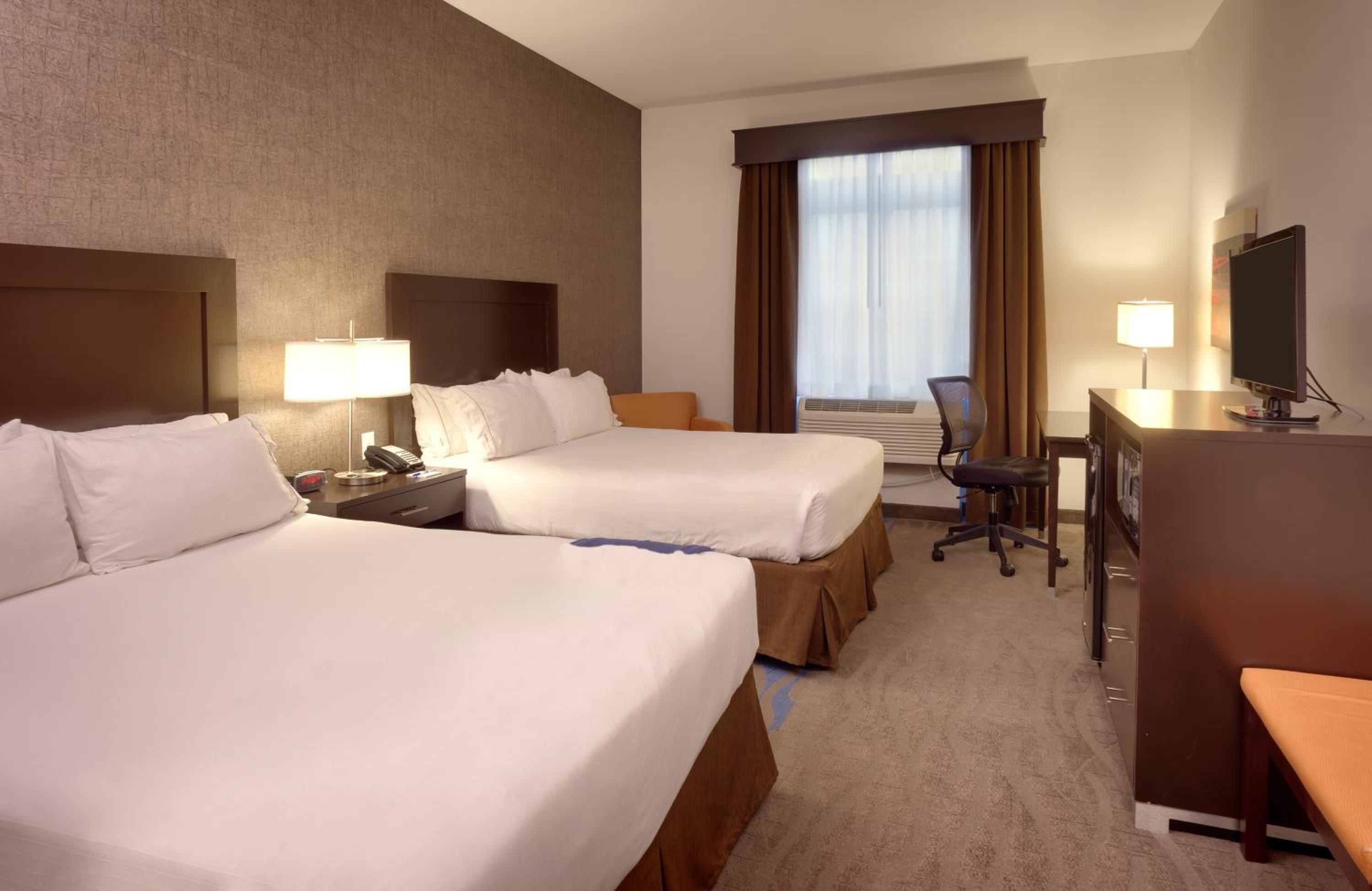 Standard Room with Two Queen Beds - Photo 1