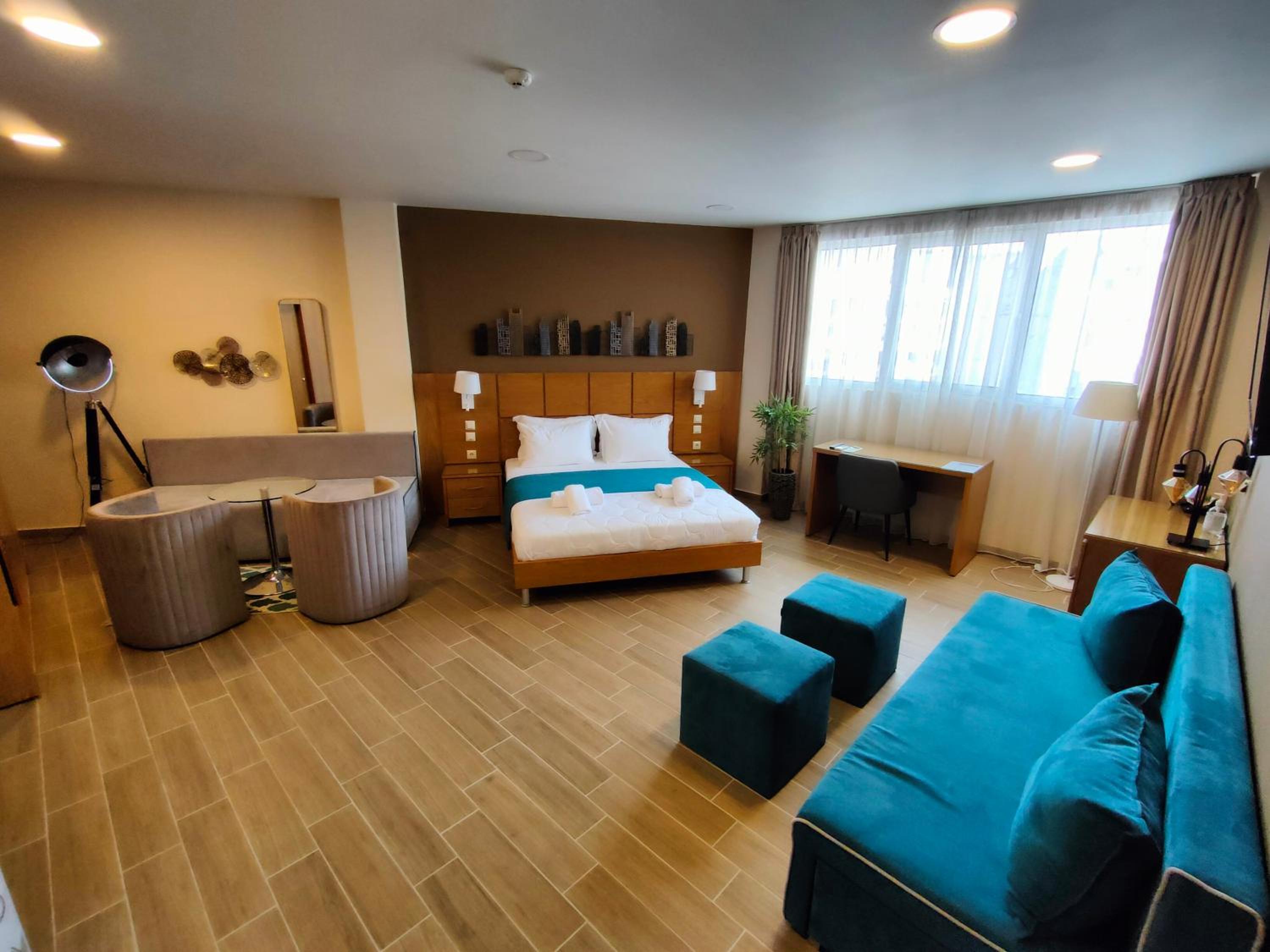Deluxe Queen Suite photo 2