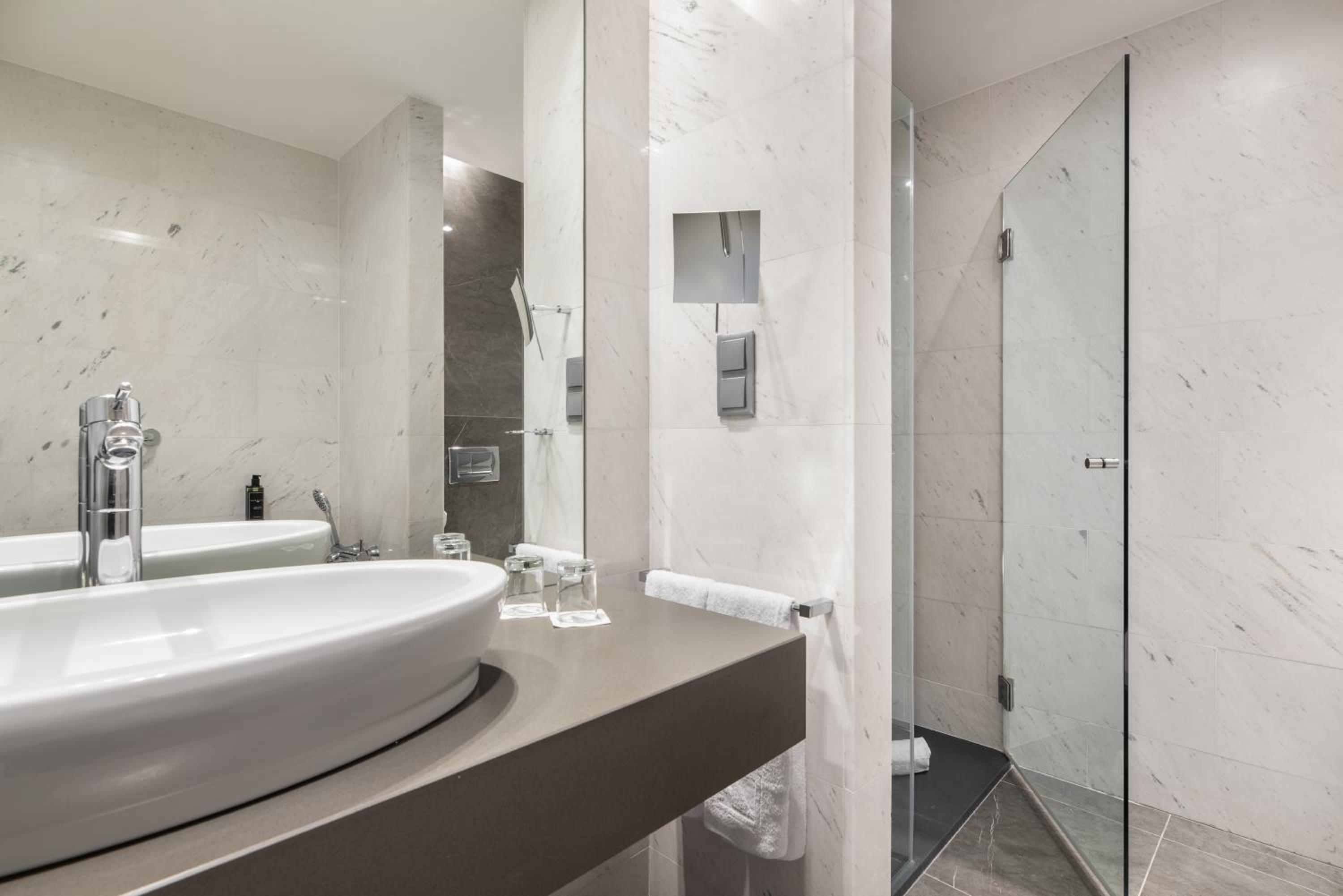 Double or Twin Room - Photo 4