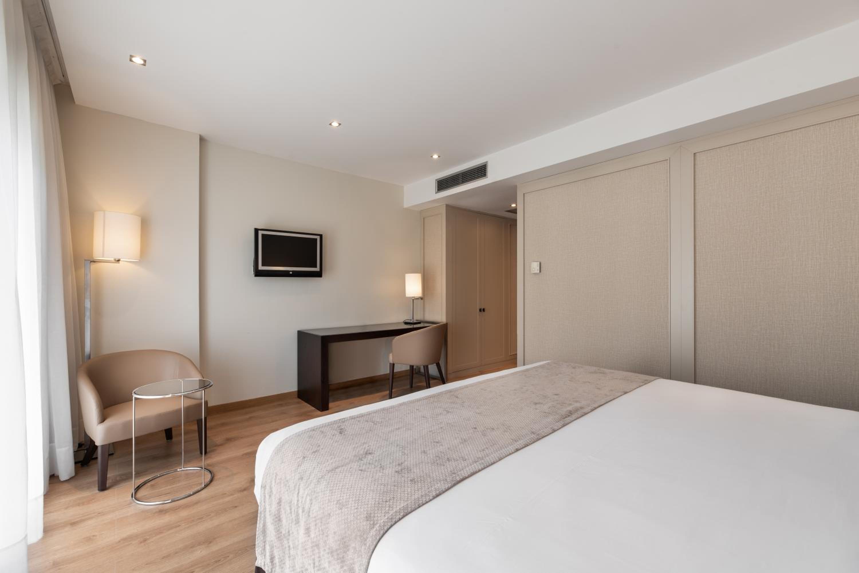 Double or Twin Room - Photo 6