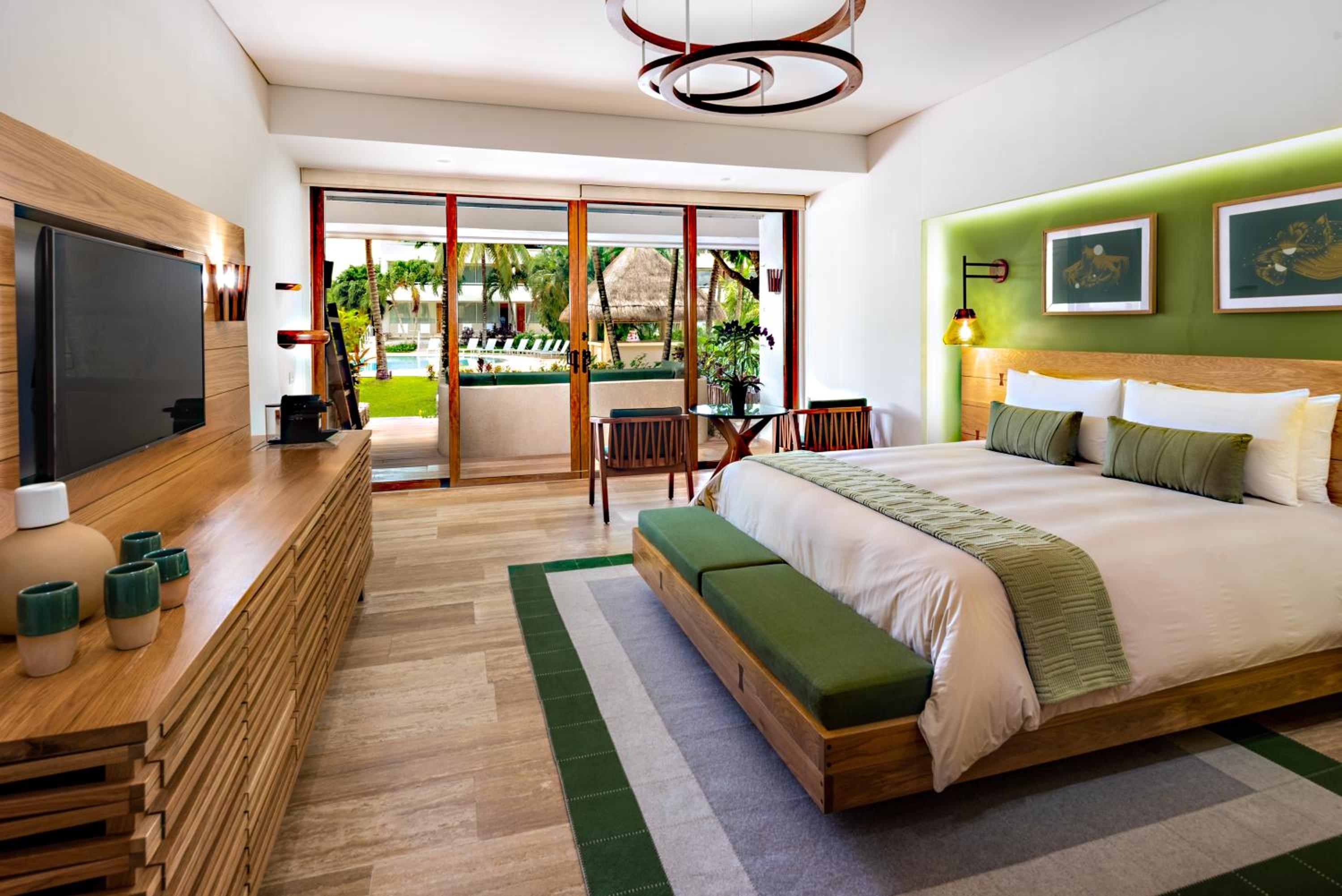 Seafront Premium Queen Room with Two Queen Beds and Beach Access thumbnail 6