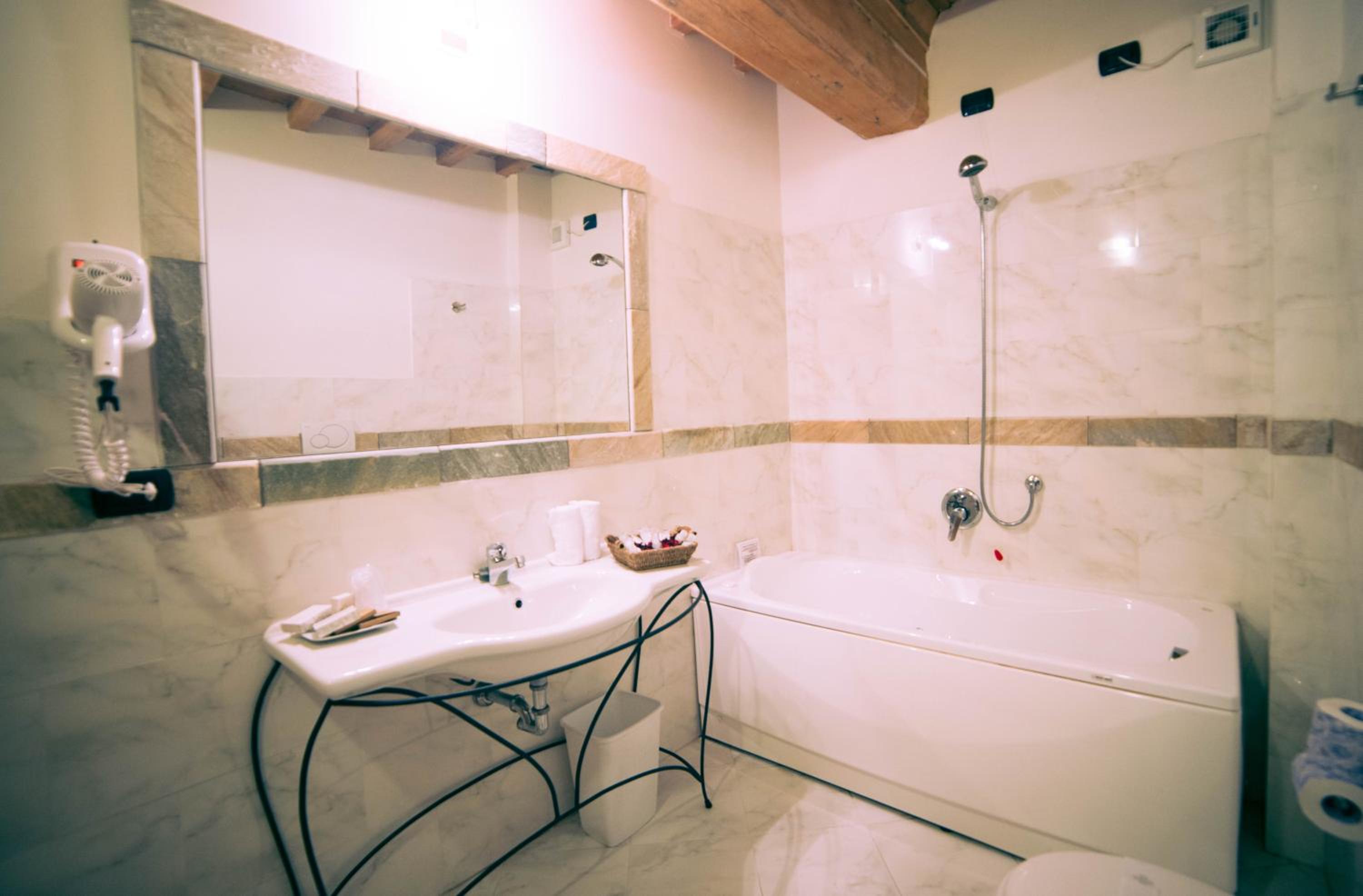 Double Room with Spa Bath photo 2