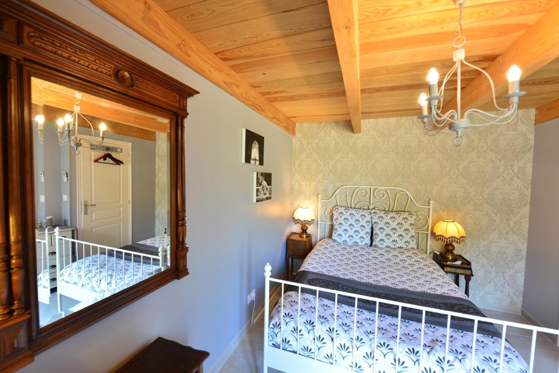 Deluxe Double Room with Shower - Photo 4