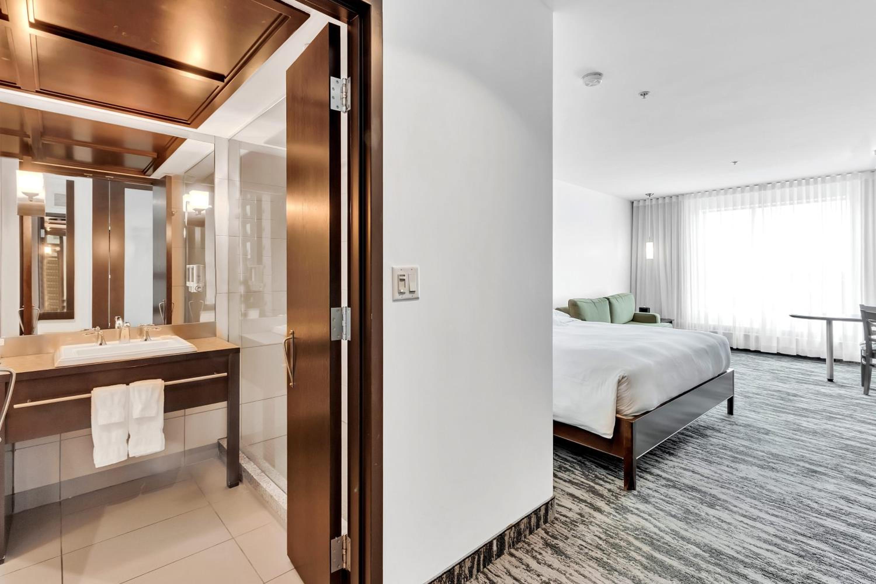 Standard King Room photo 2