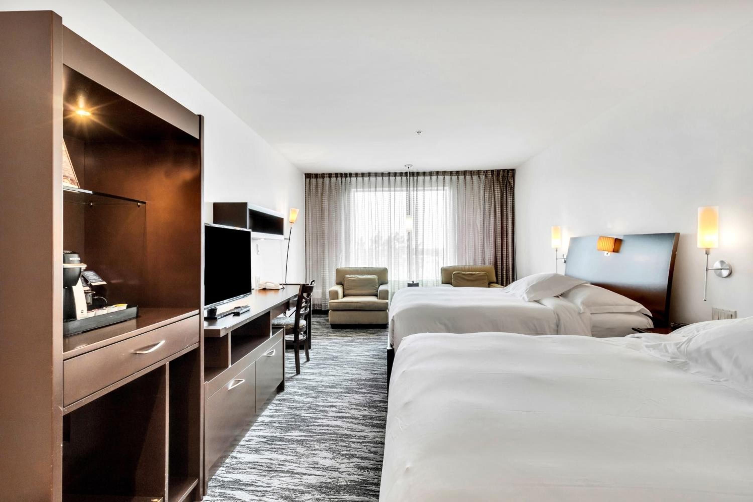 Standard Queen Room with Two Queen Beds photo 3