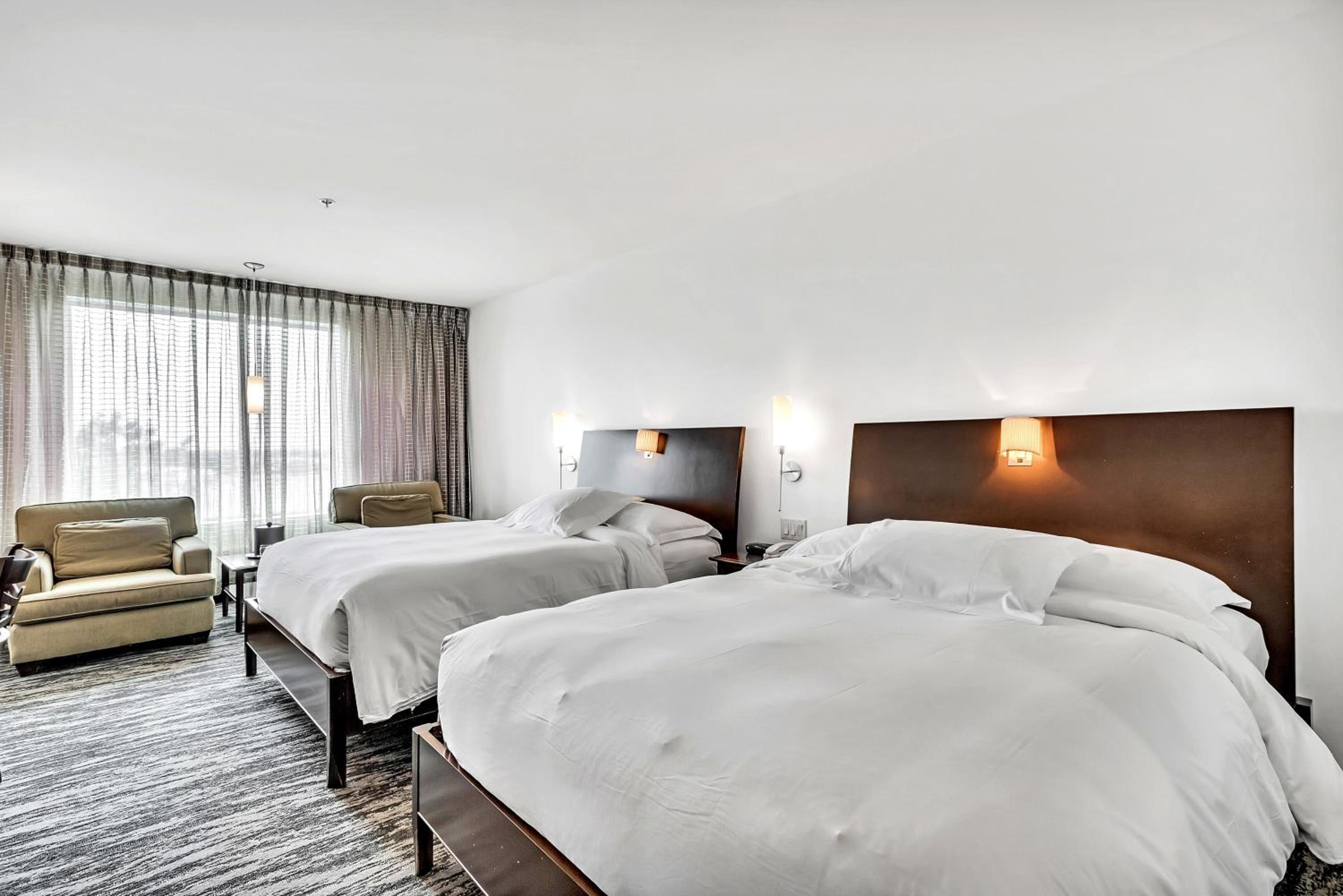 Standard Queen Room with Two Queen Beds photo 2