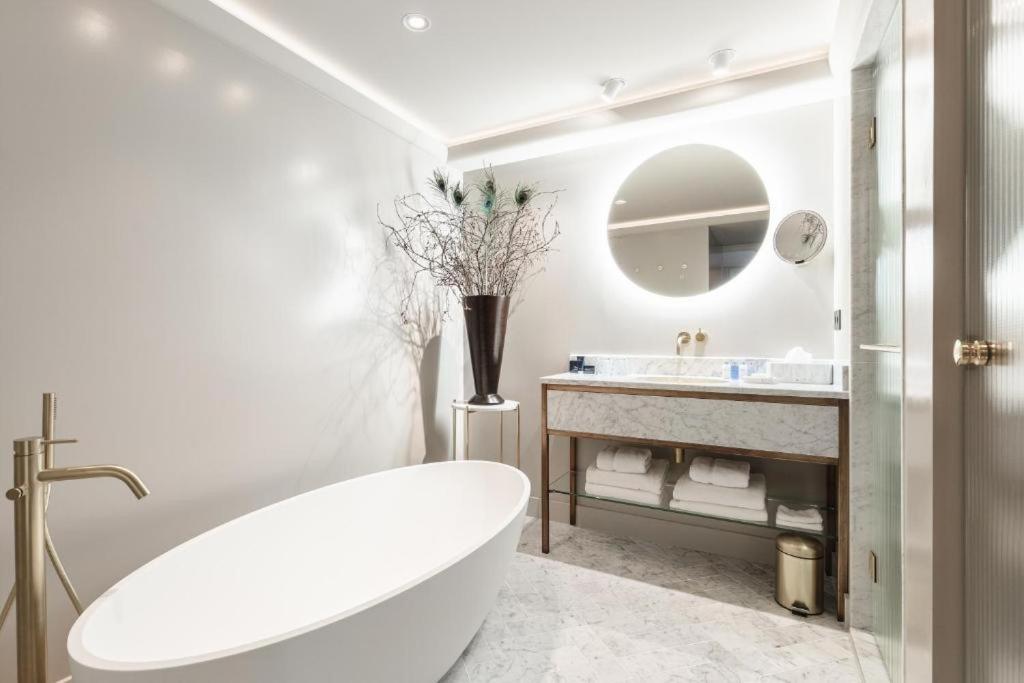 Small Double Room - (Little Room Garden View, Bath)