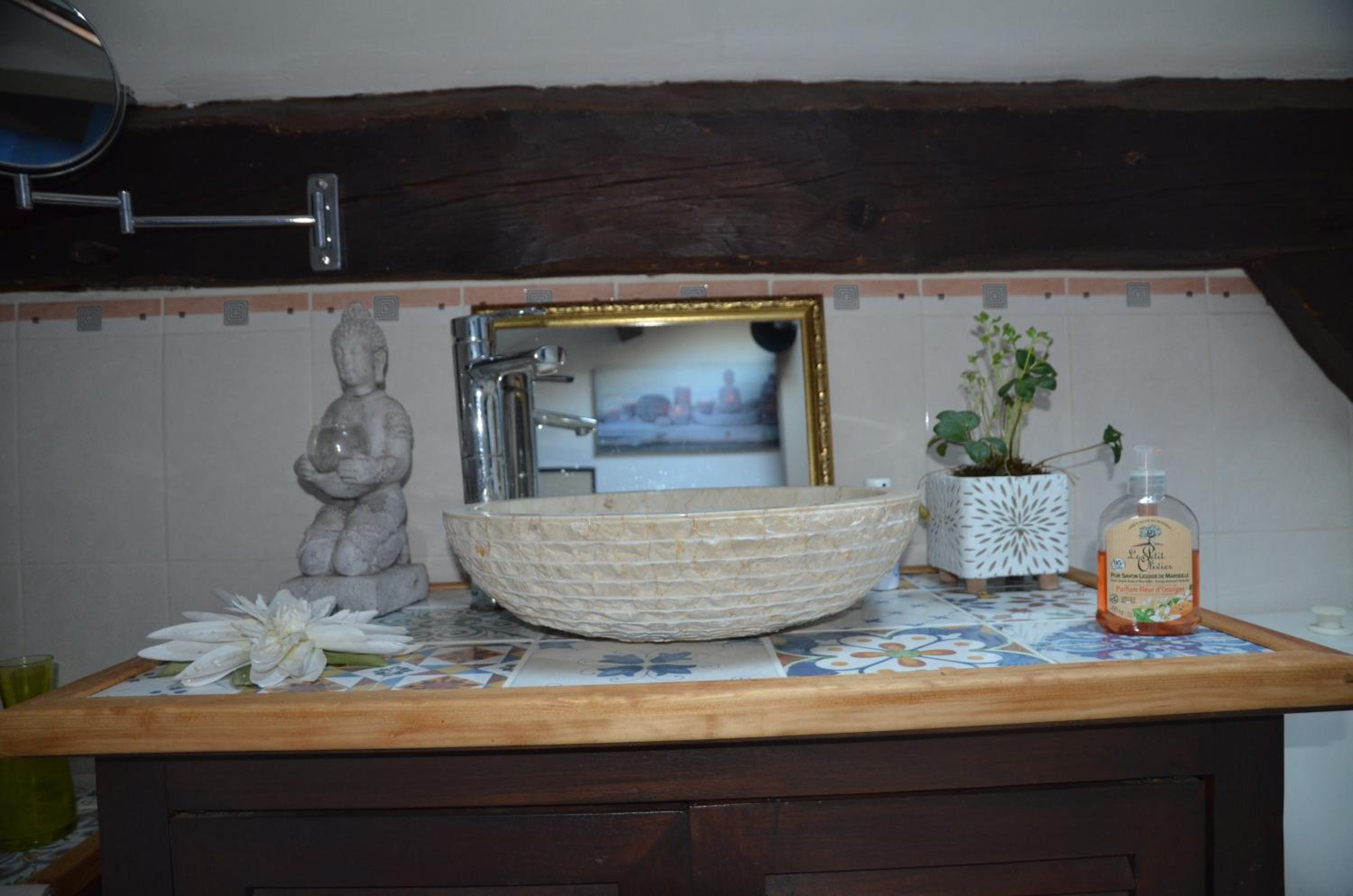 Deluxe Room (2 Adults + 1 Child) - Photo 16