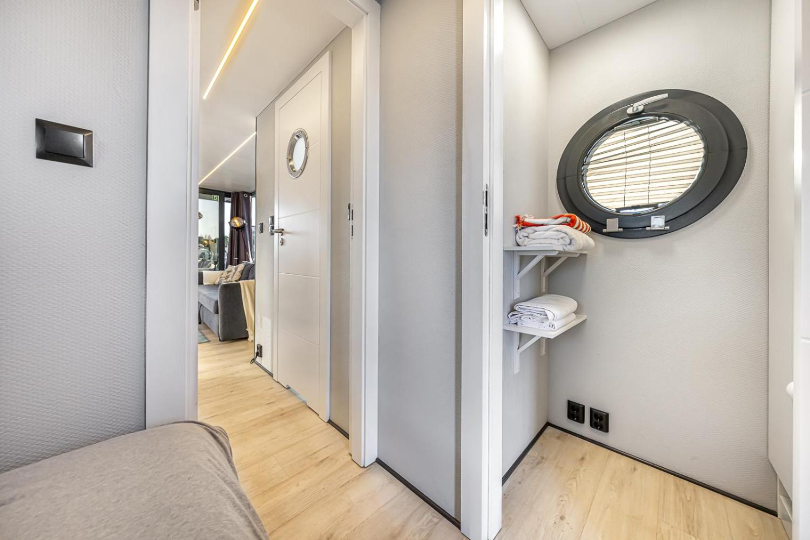 Two Cabin Boat - Photo 23