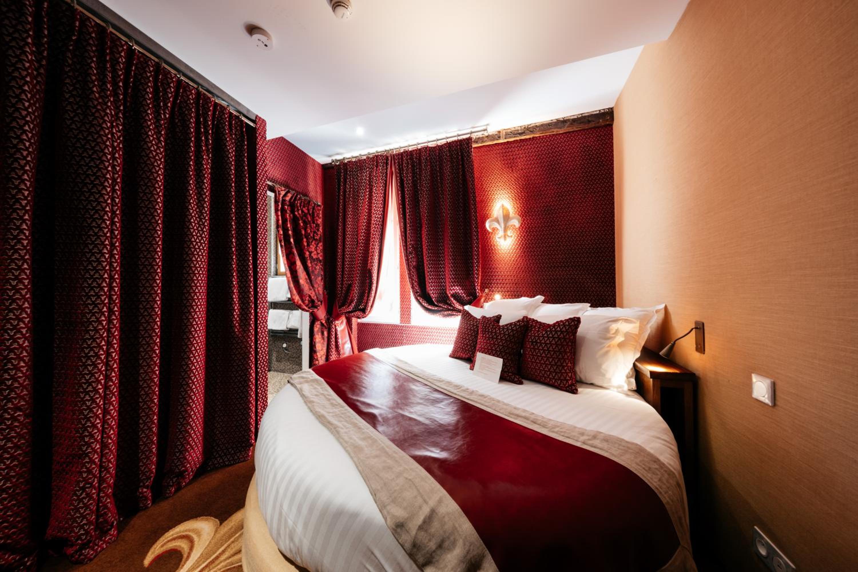 Double Room with Round Bed photo 2