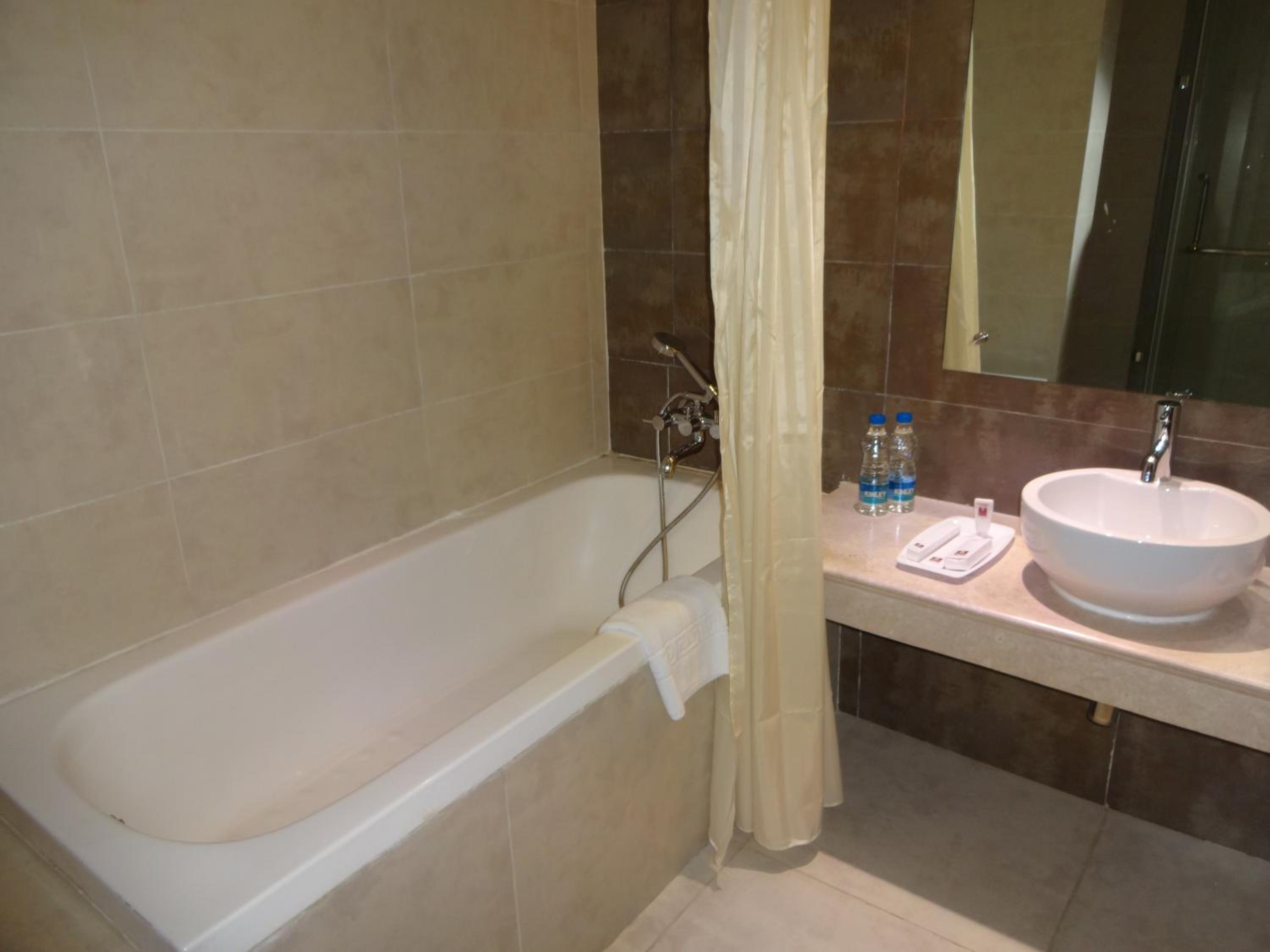 Executive Suite with Airport Pickup & Drop, Two piece Laundry Non Cumulative photo 3