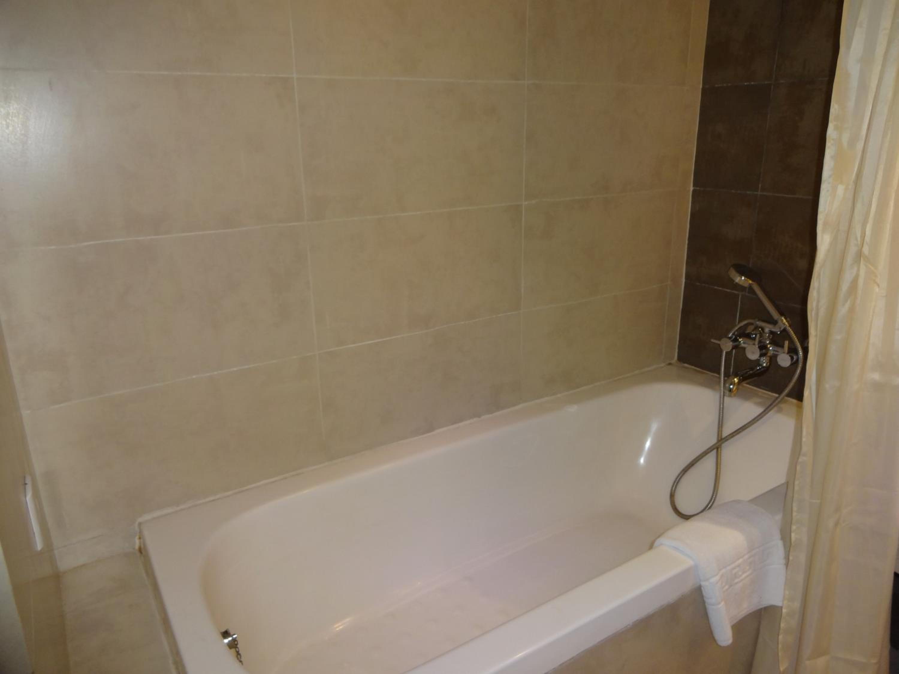 Executive Suite with Airport Pickup & Drop, Two piece Laundry Non Cumulative photo 2