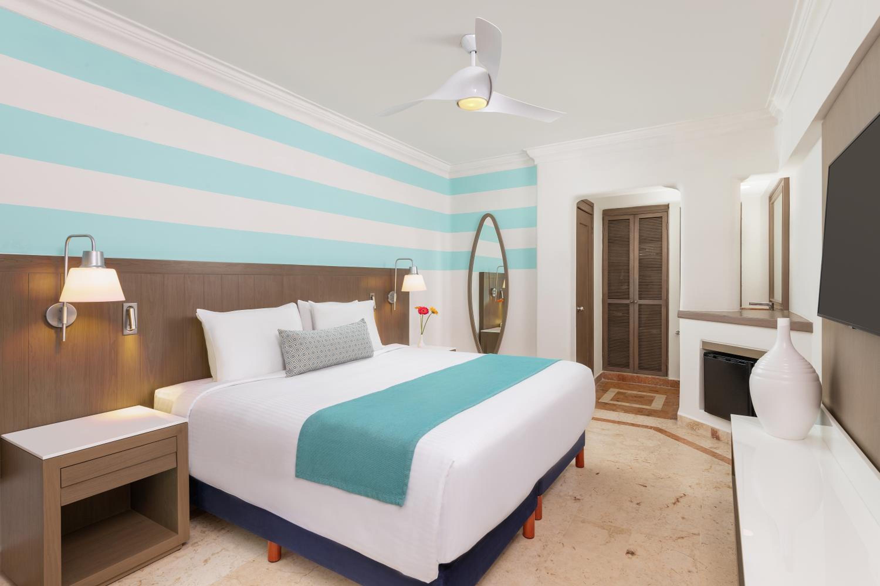 Standard 1 King Bed - Photo 3
