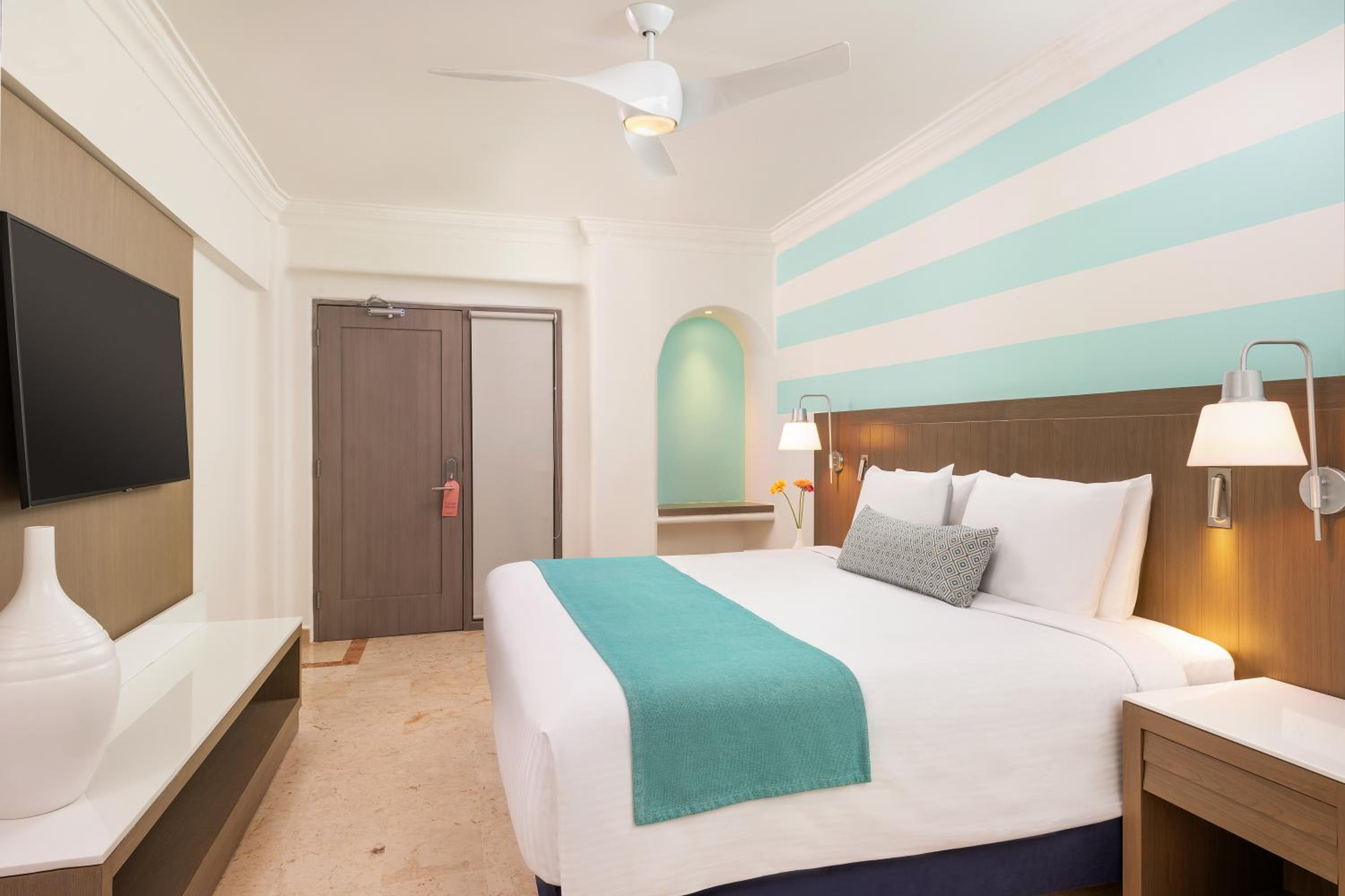 Standard 1 King Bed - Photo 2