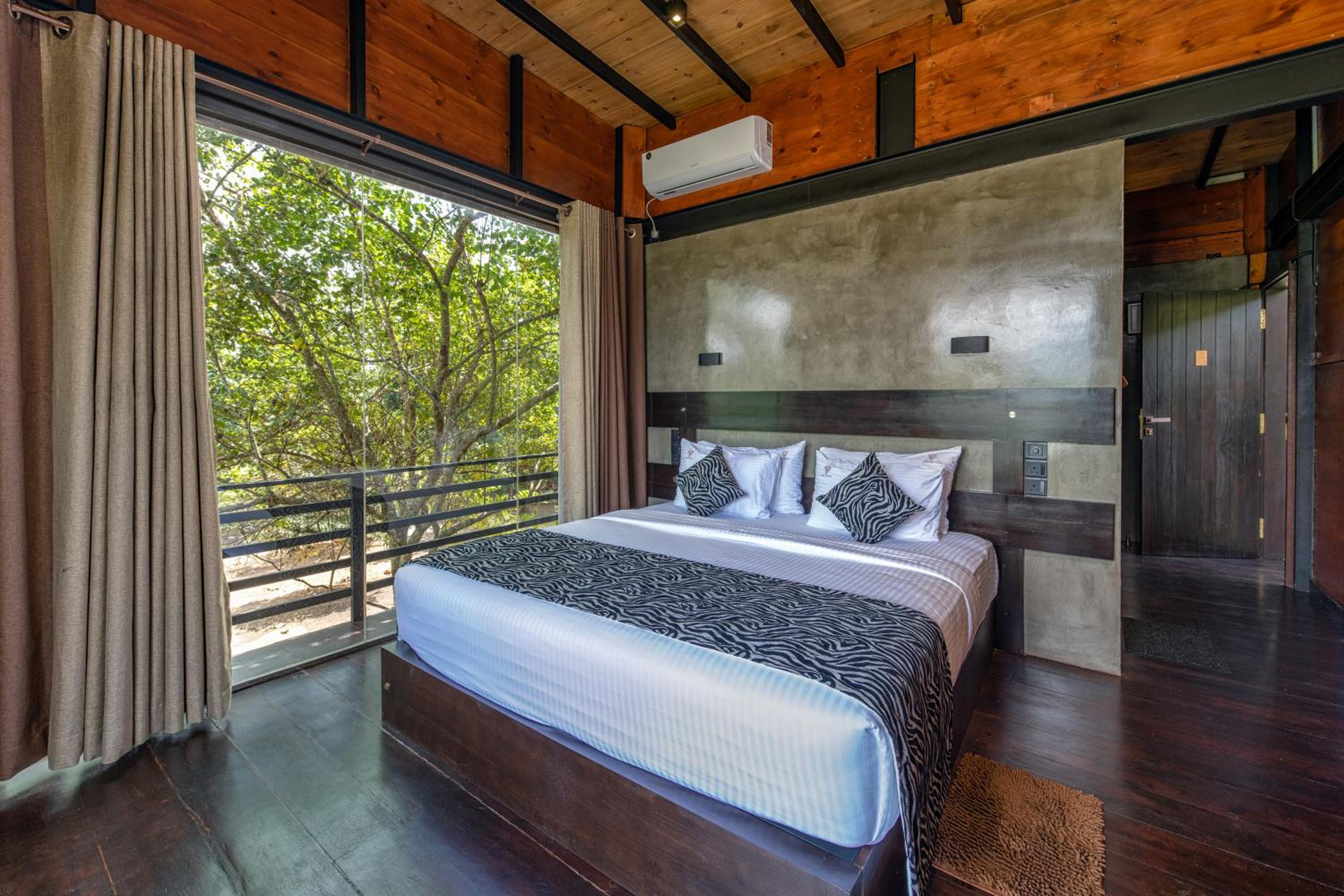 Deluxe Double Room with Balcony photo 2