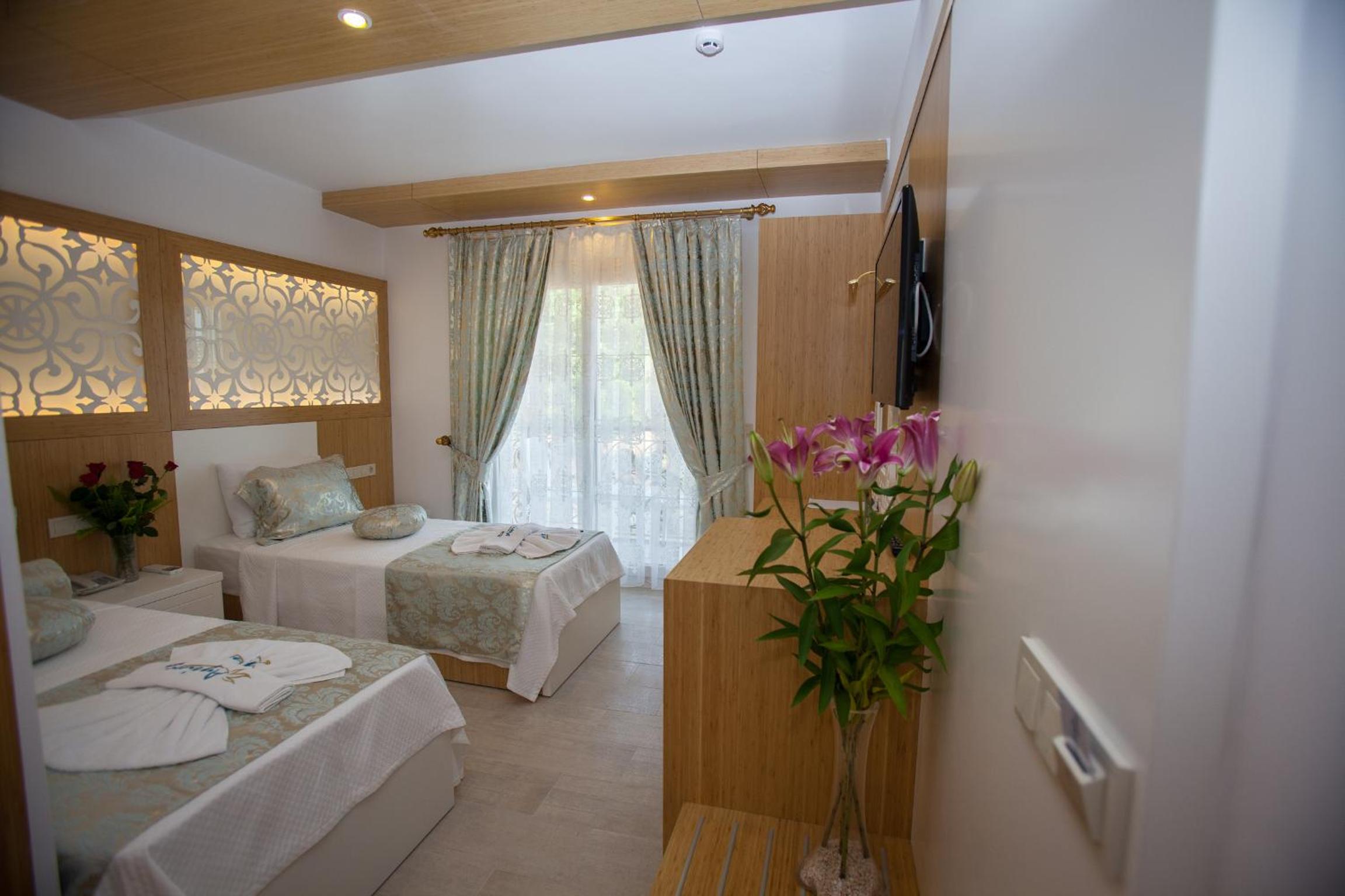 Deluxe Twin Room with Land and Side Sea View