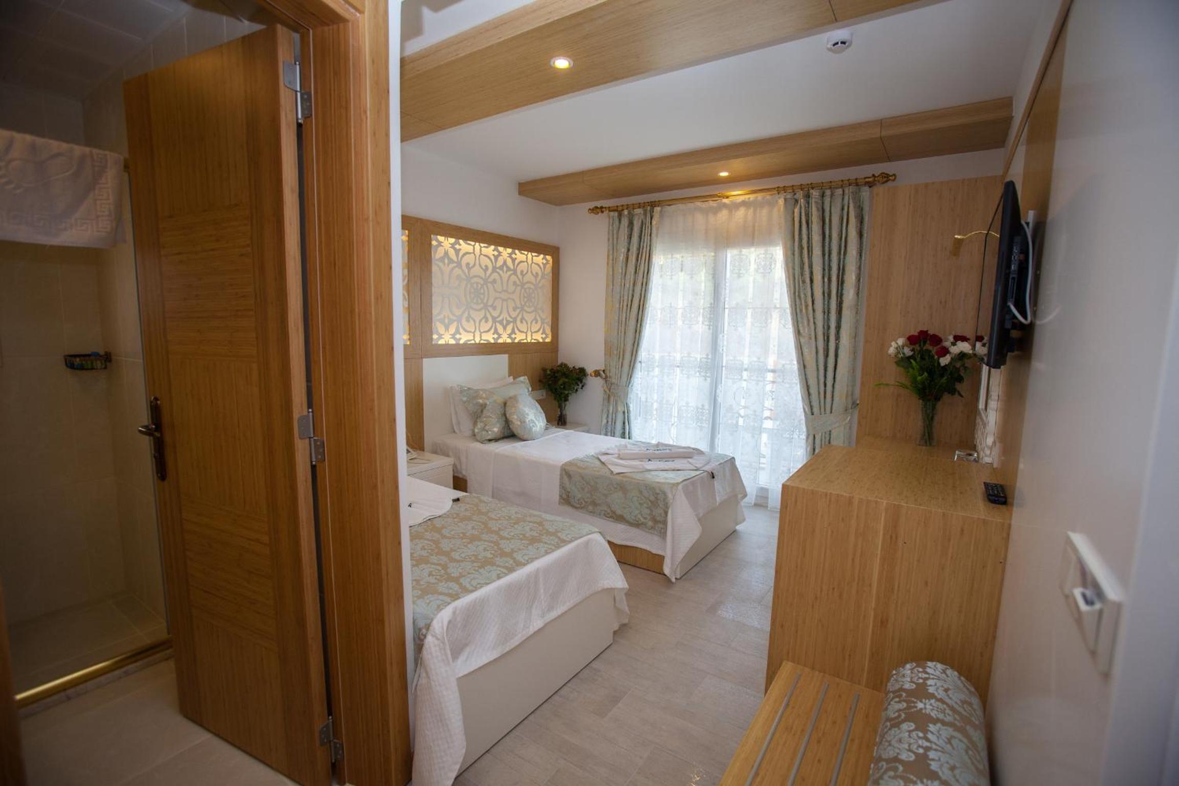 Deluxe Twin Room with Land and Side Sea View photo 3