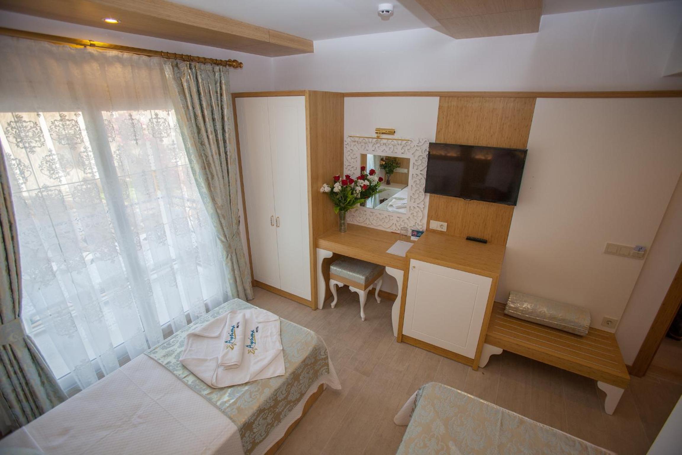 Deluxe Twin Room with Land and Side Sea View photo 2
