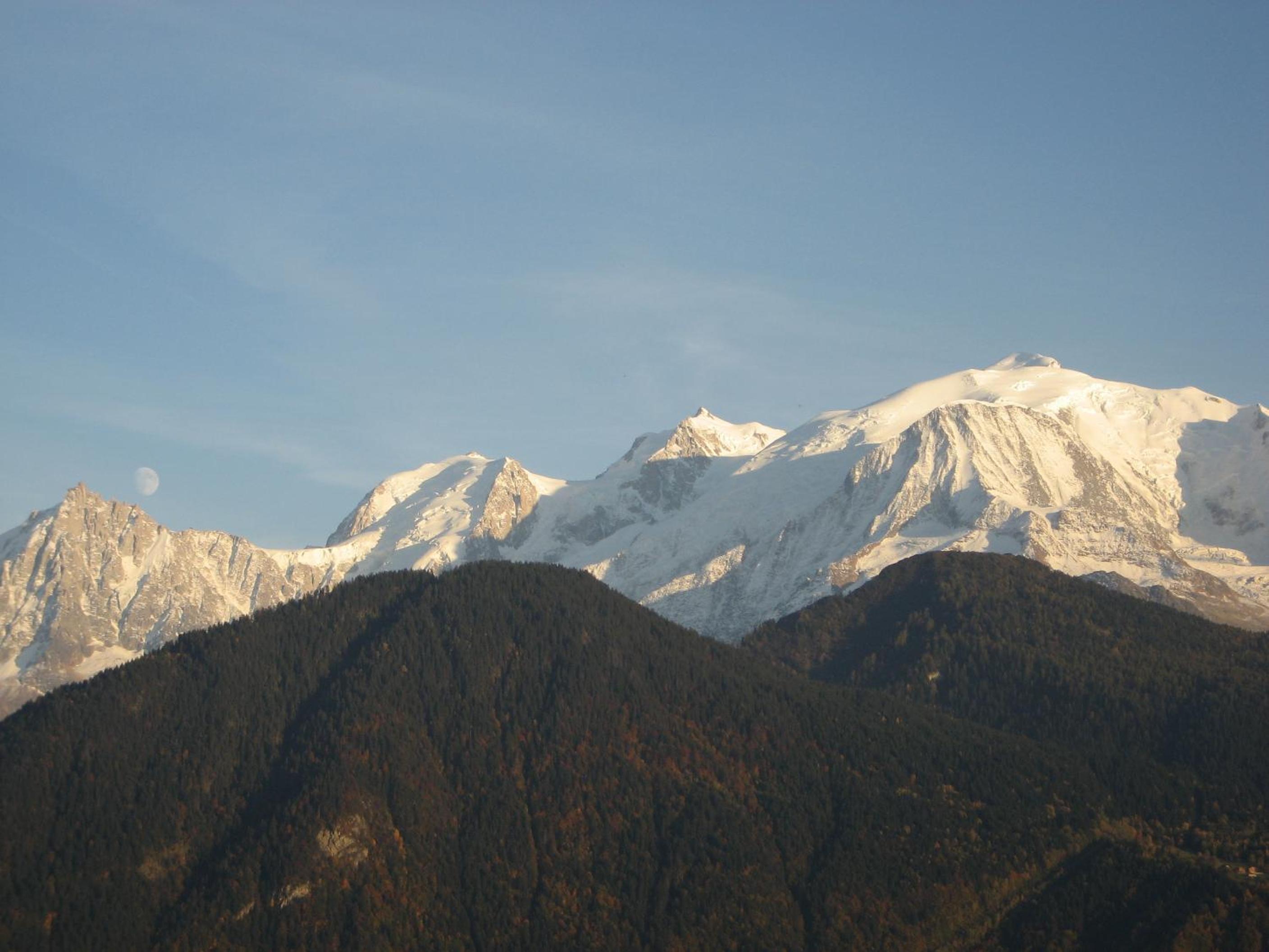 Apartment with Mountain View photo 2