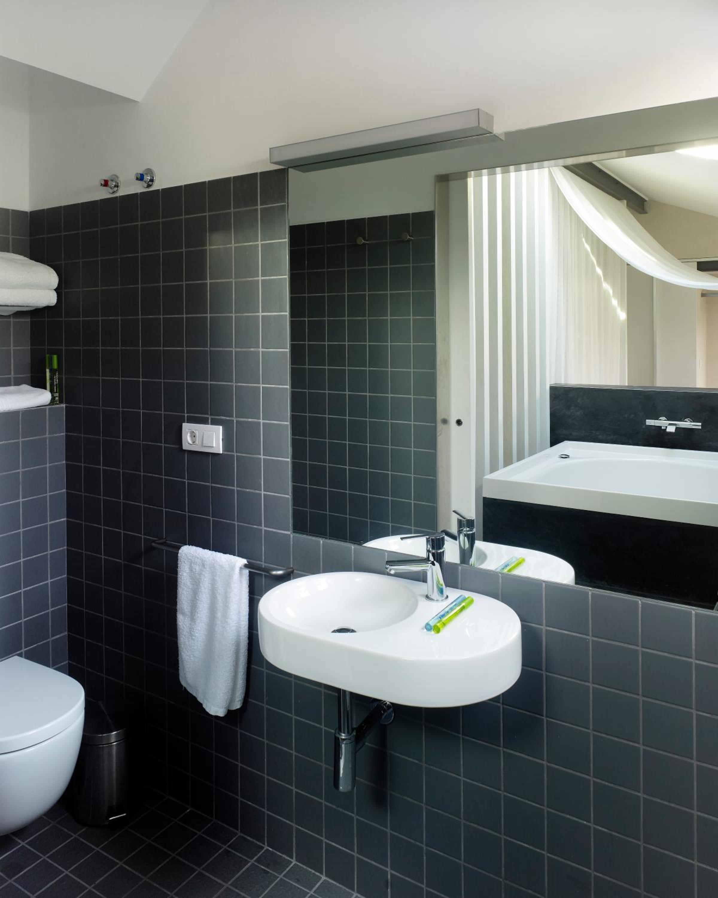 Deluxe Double Room with Bath - Photo 2