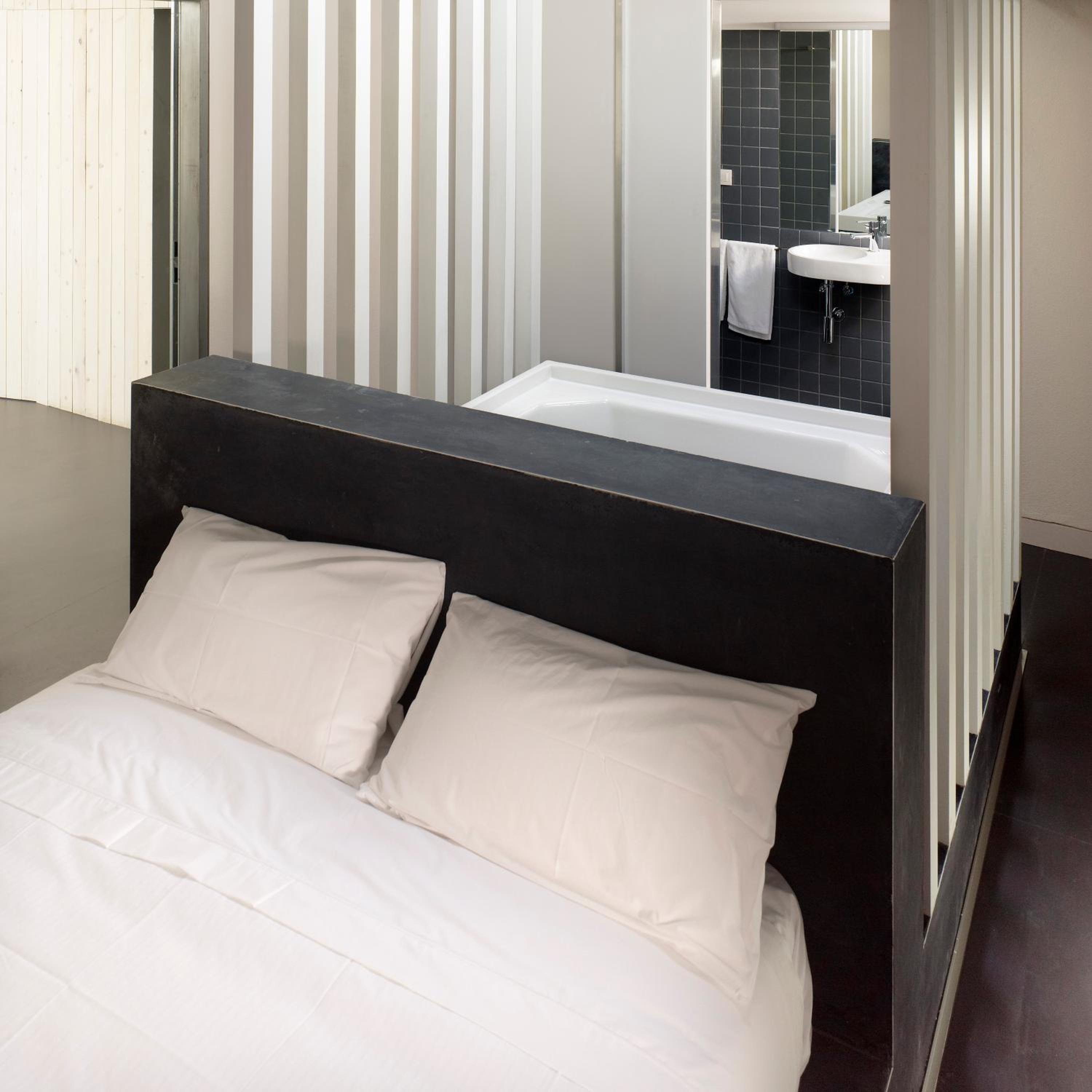 Deluxe Double Room with Bath - Photo 1