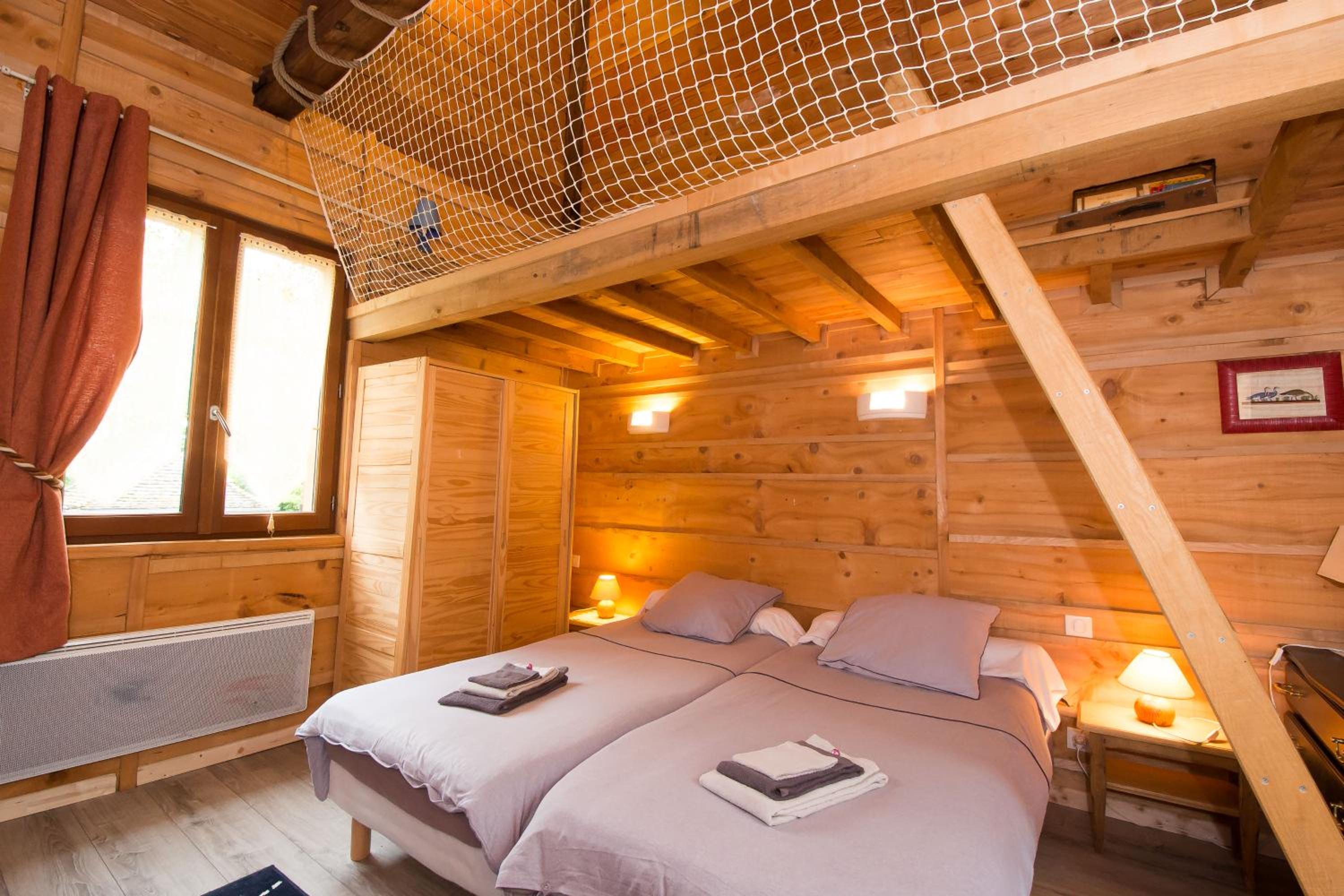 Quadruple Room with Shared Bathroom - Photo 25