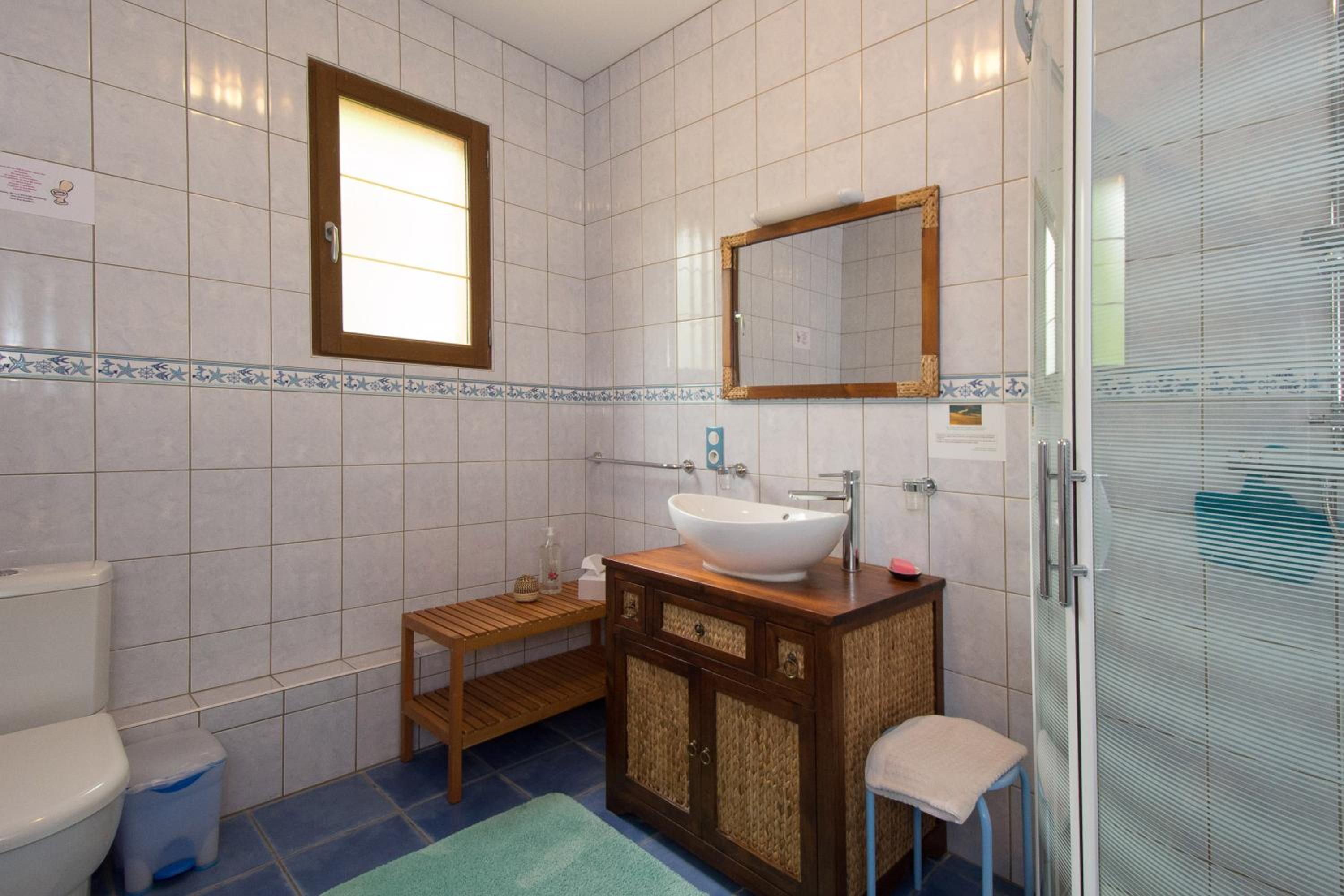 Quadruple Room with Shared Bathroom - Photo 21