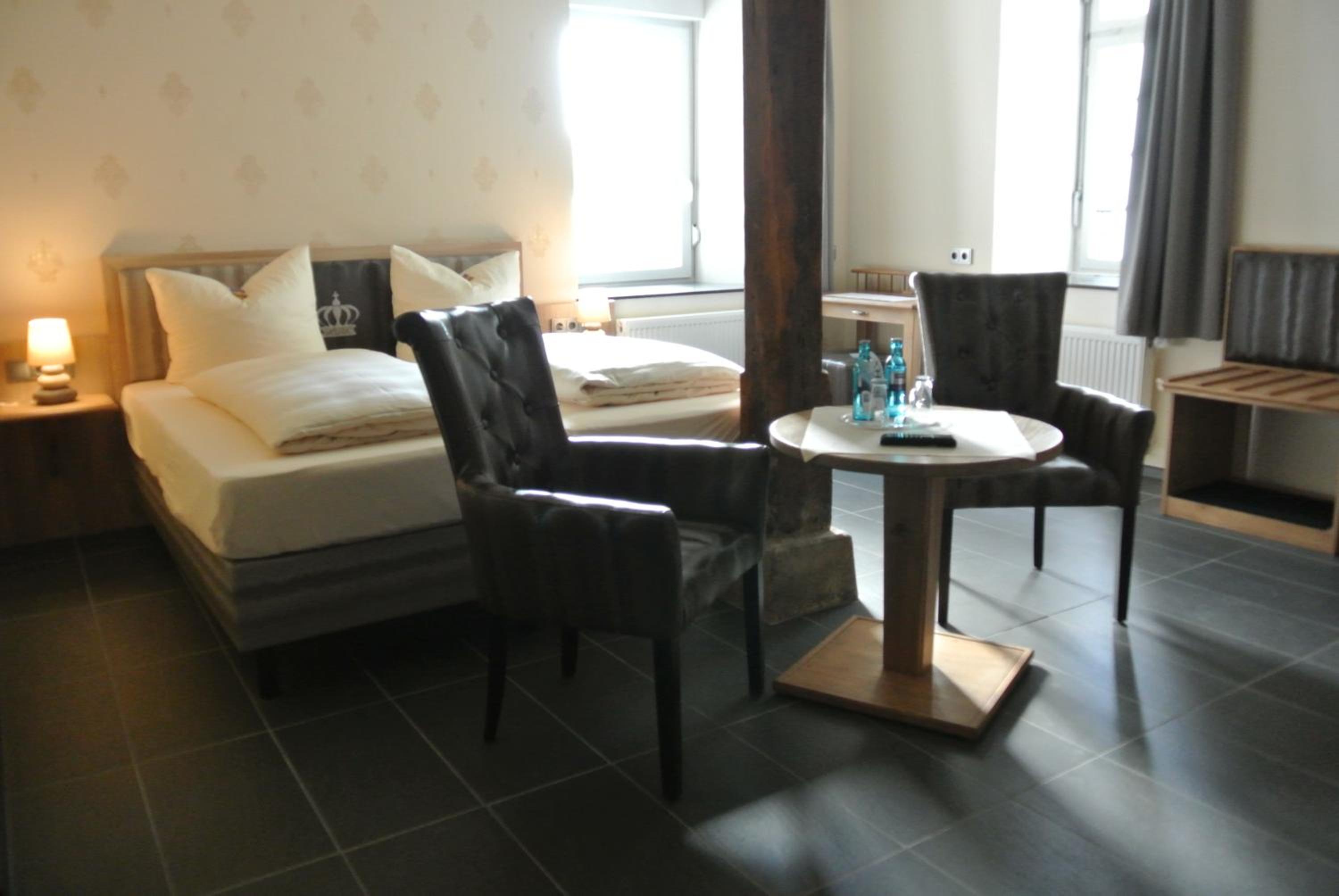 Large Double Room - Photo 3