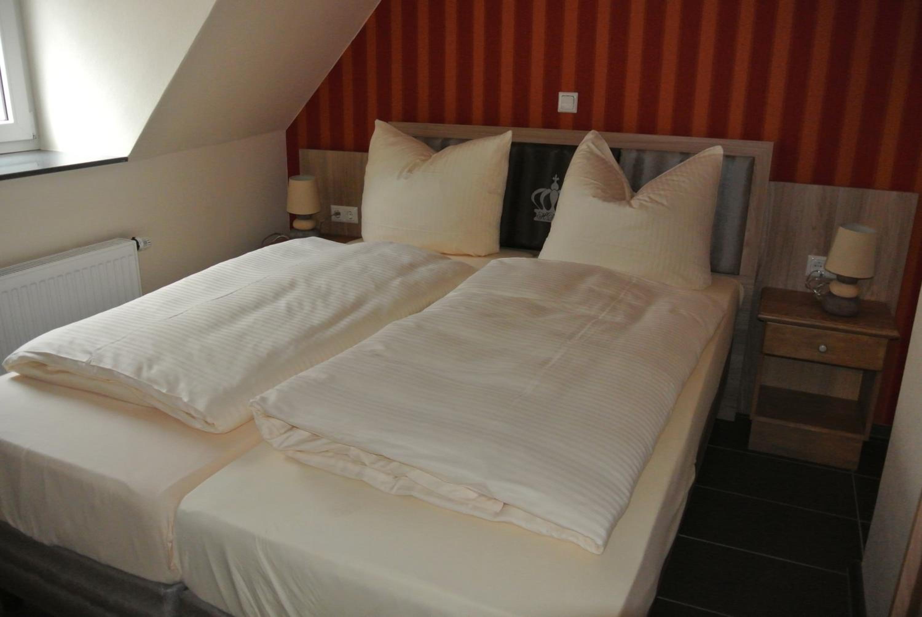 Large Double Room - Photo 4