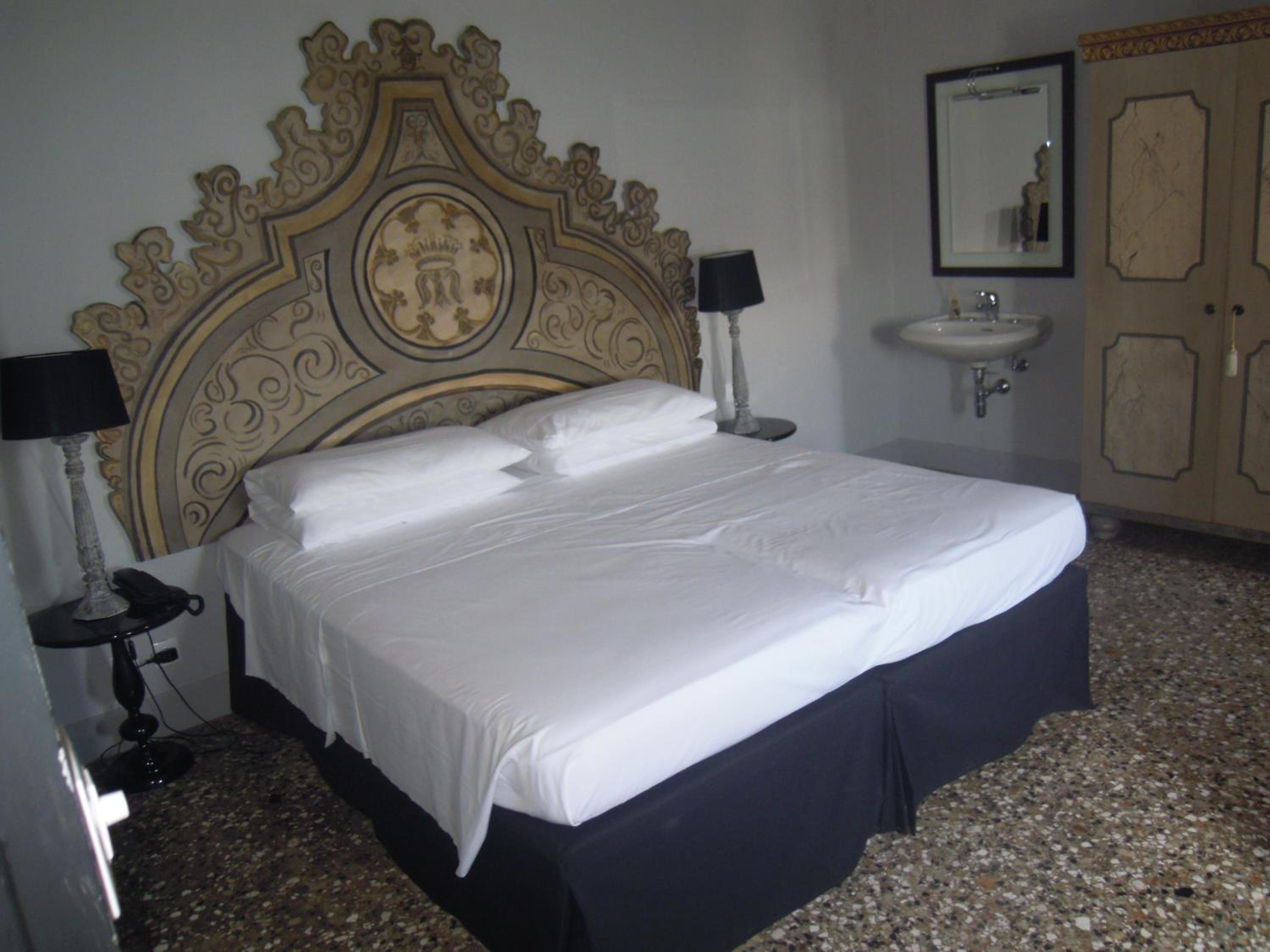Double Room with Canal View and Private Internal Bathroom photo 3