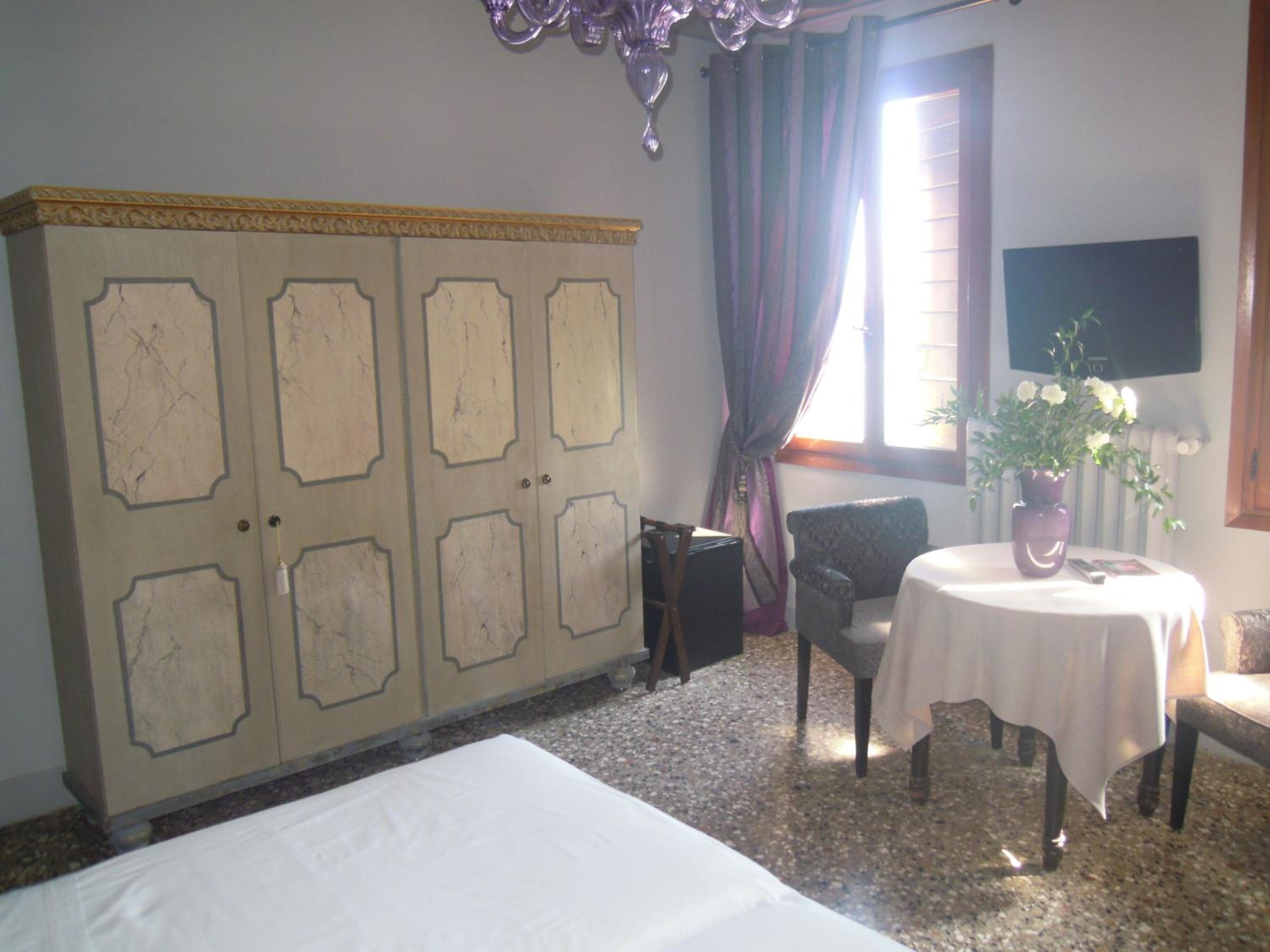 Double Room with Canal View and Private Internal Bathroom photo 1