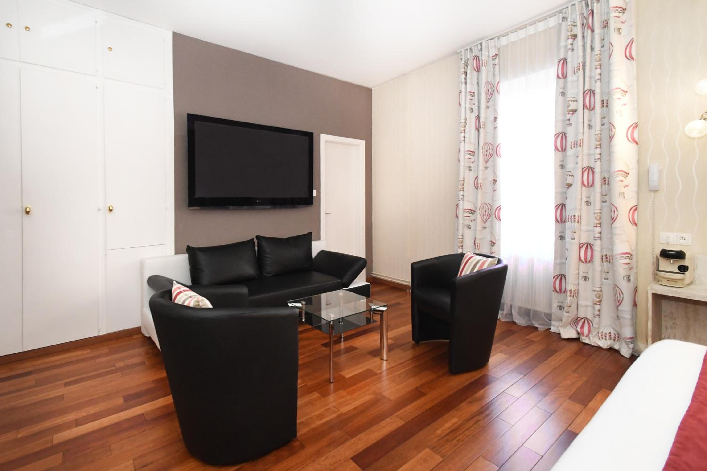 Junior Suite (2 Adults) - Photo 4