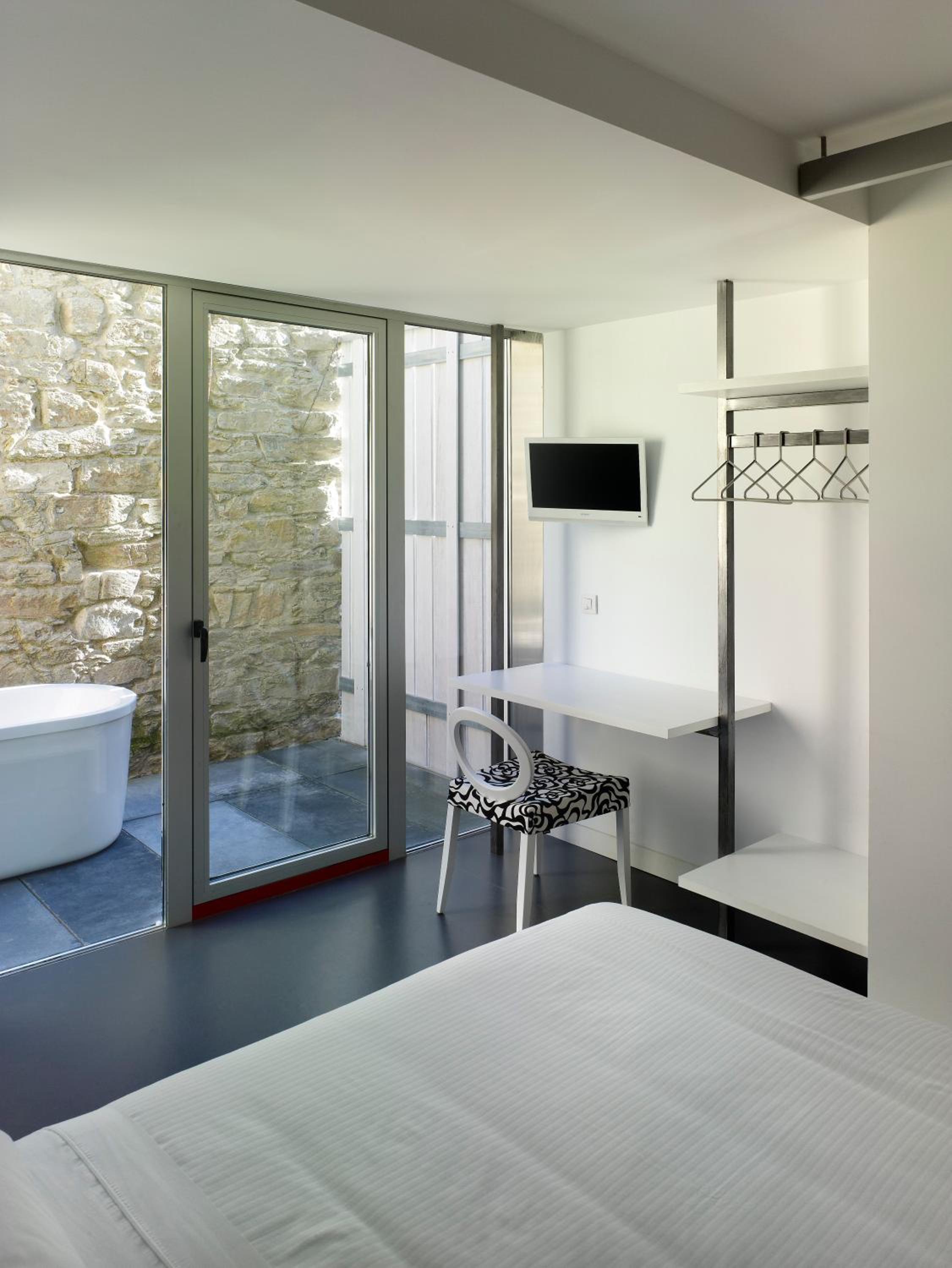 Double Room with Bath - Photo 3