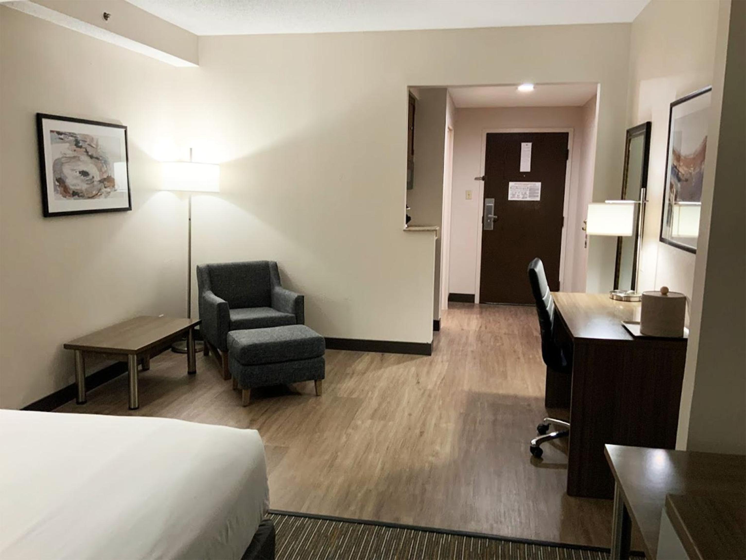 King Room - Non-Smoking - Photo 4