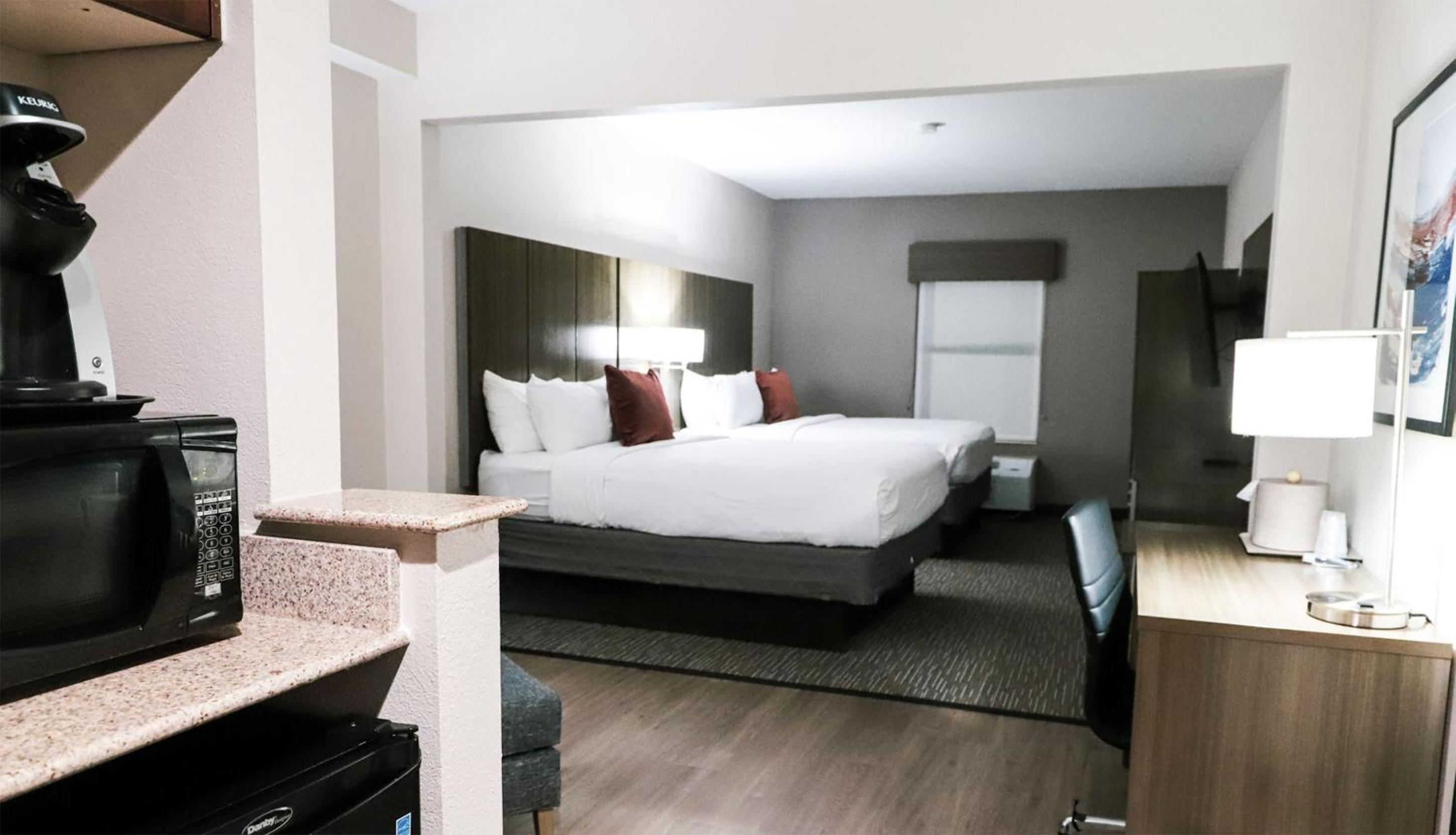 Queen Room with Two Queen Beds - Non-Smoking - Photo 7