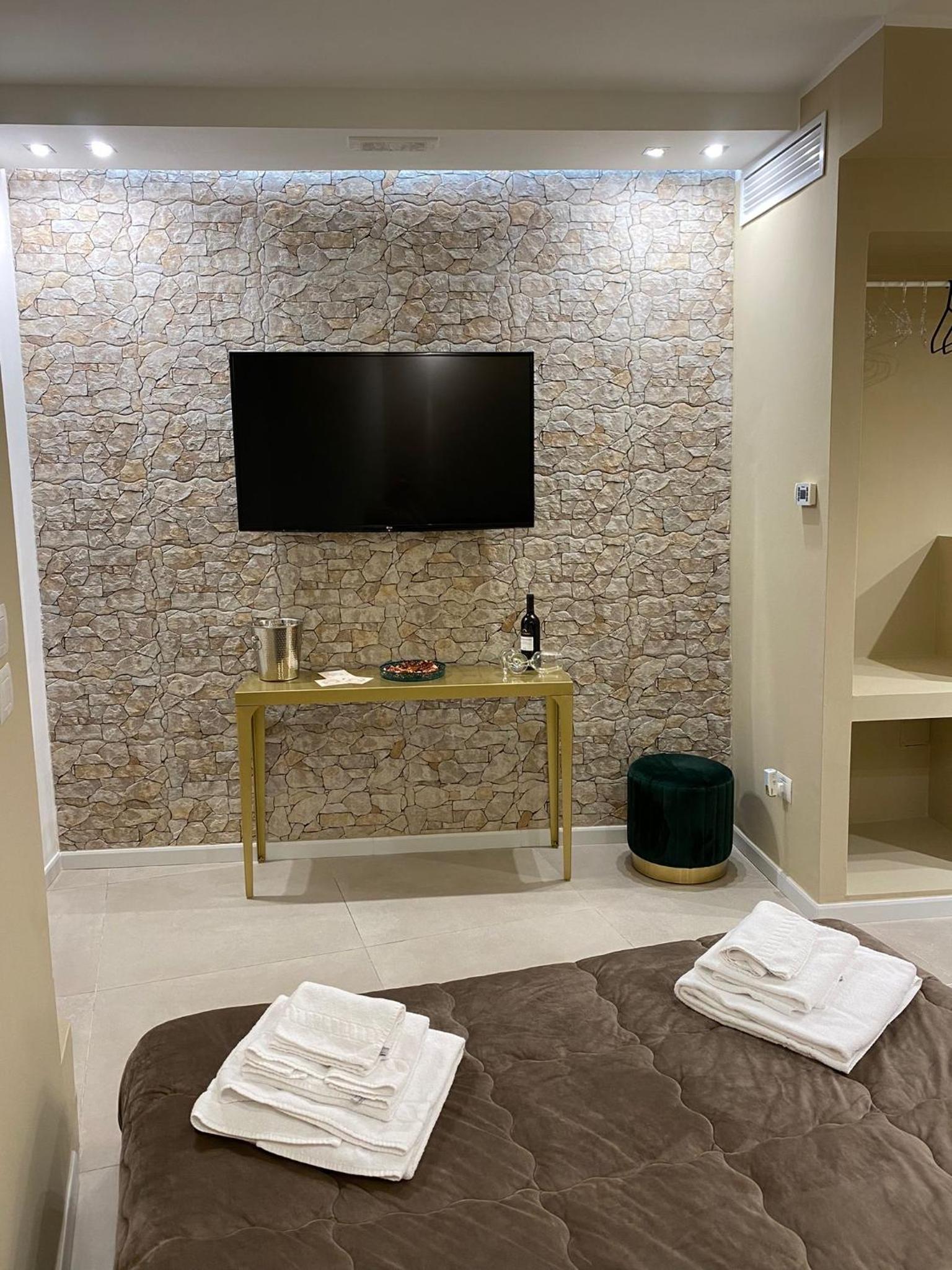 King Room with Spa Bath - Photo 6