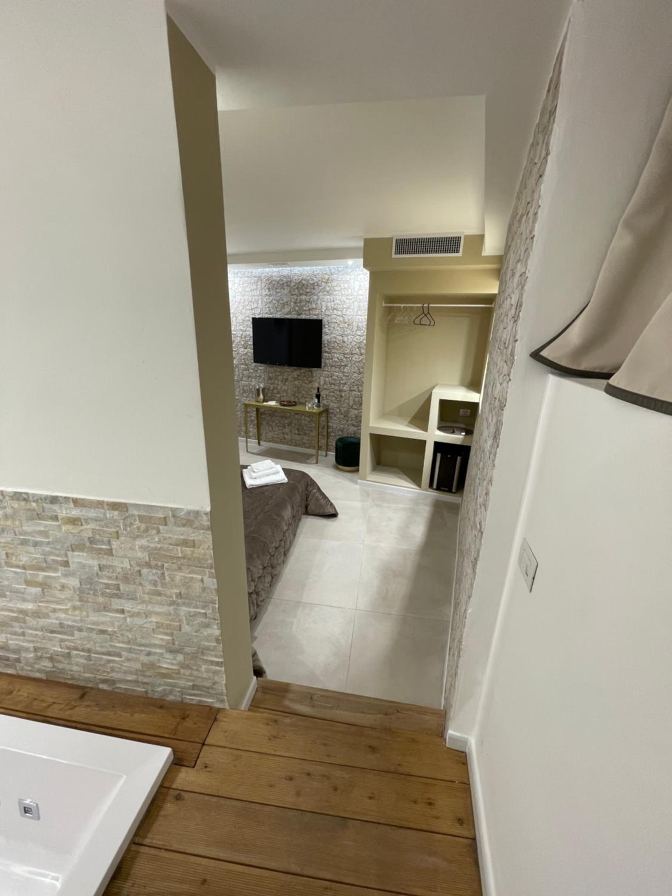 King Room with Spa Bath - Photo 35
