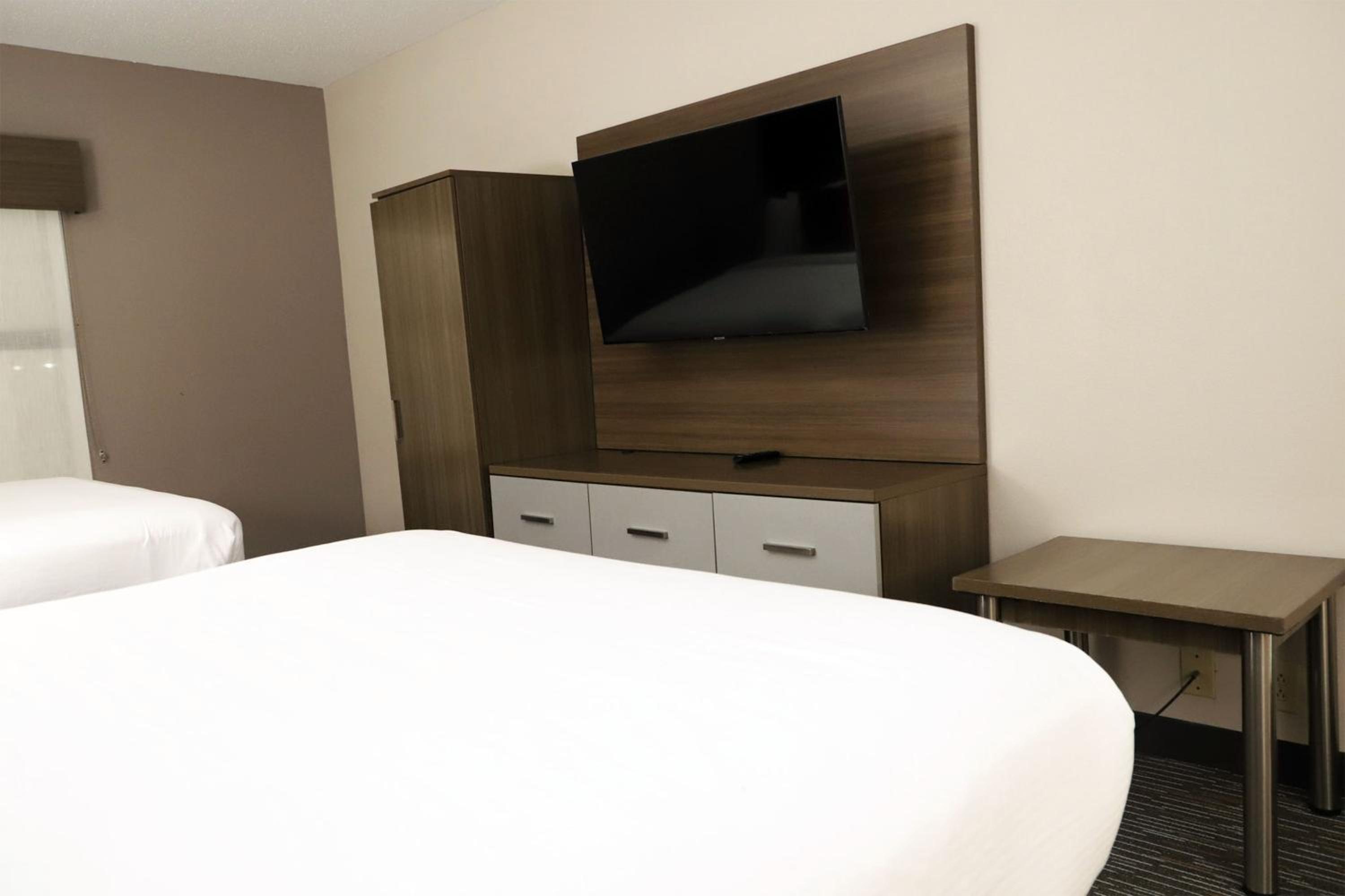 Queen Room with Two Queen Beds - Non-Smoking - Photo 6