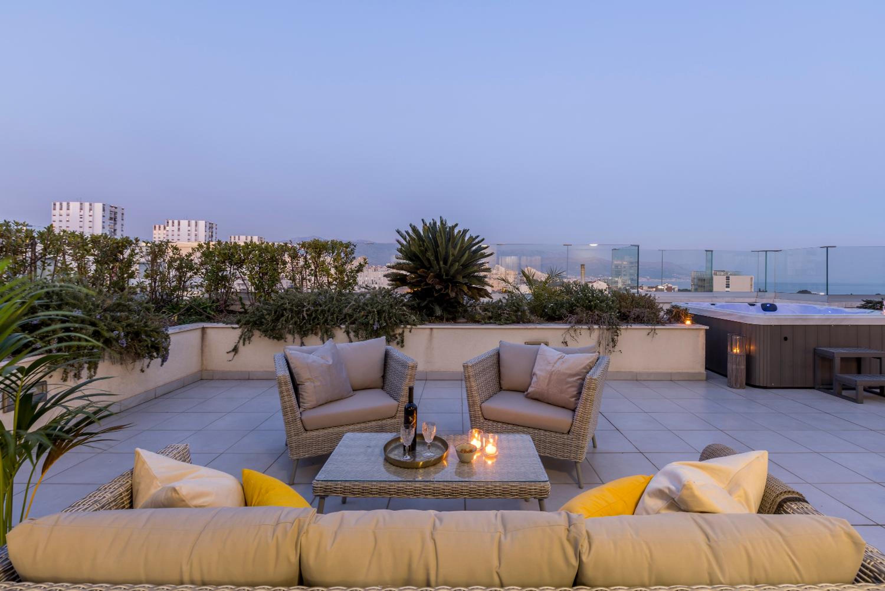 Penthouse Apartment - Photo 2