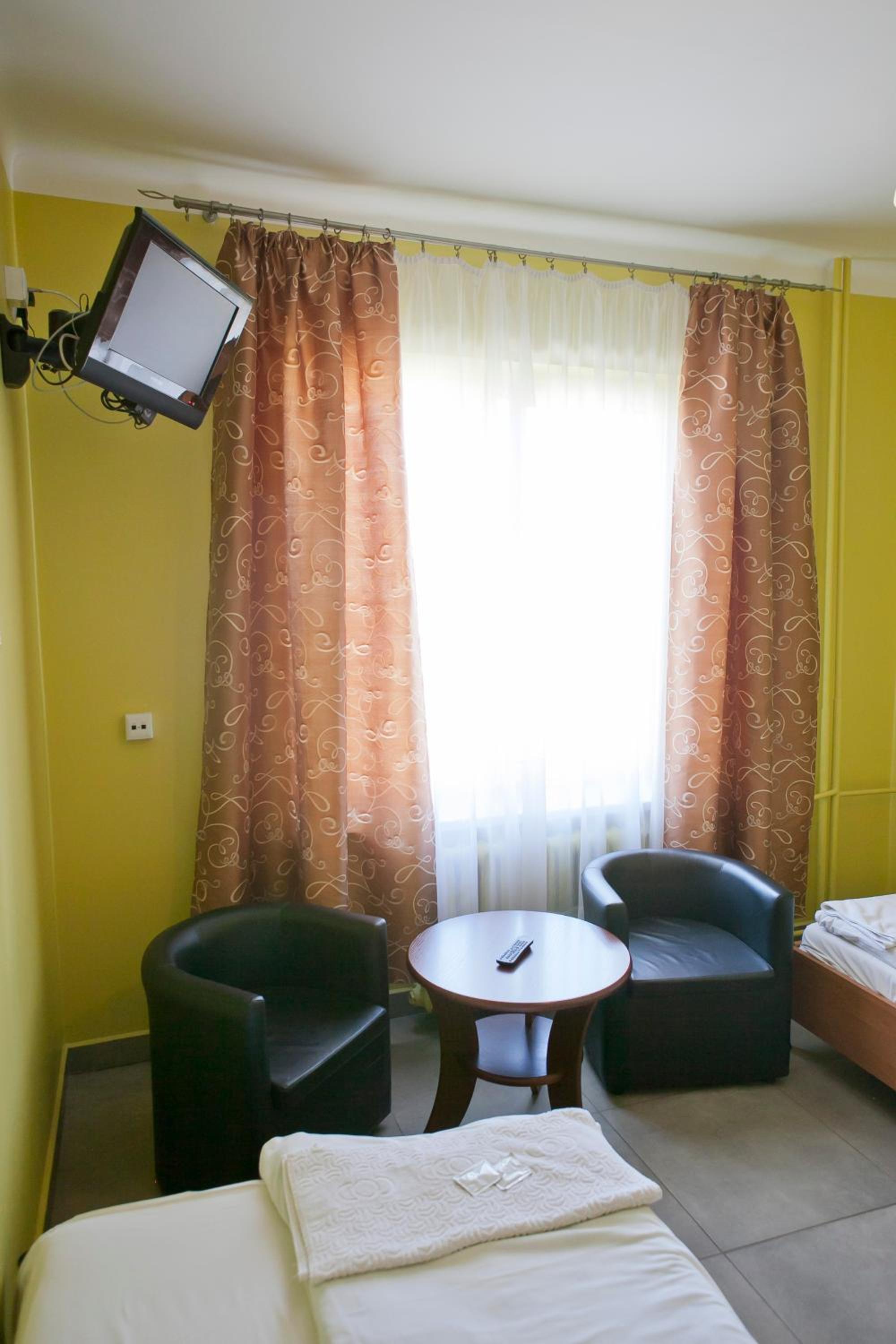 Twin Room - Photo 3