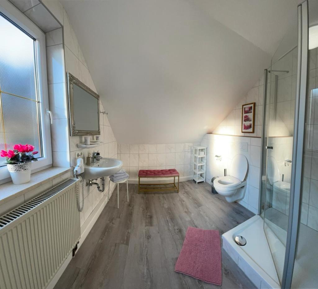 King Room with Balcony - Photo 6