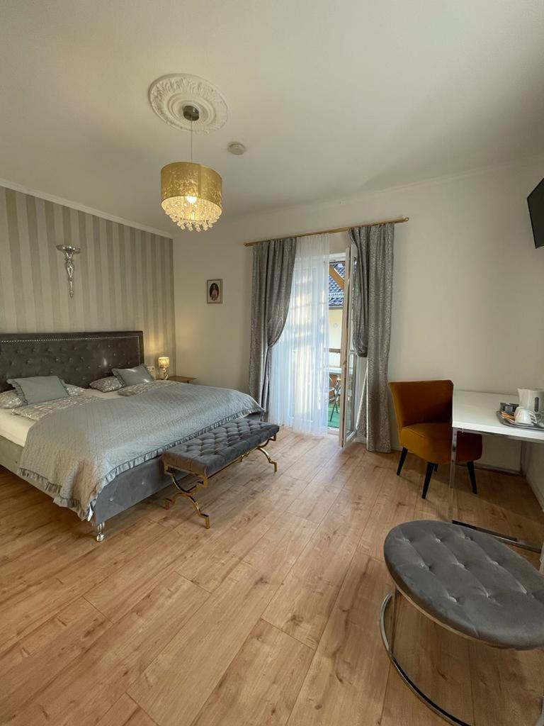 King Room with Balcony - Photo 3