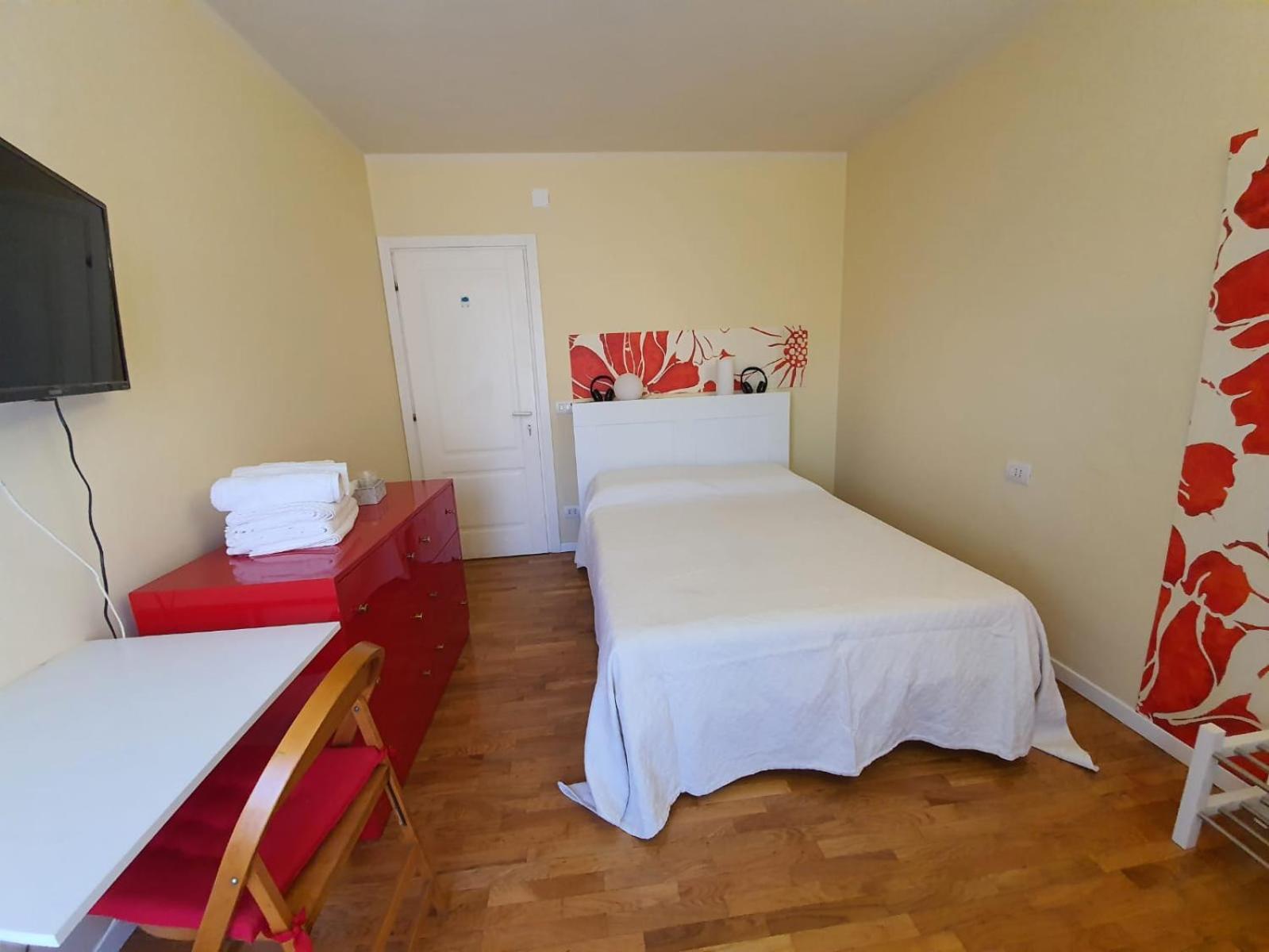Double Room with Private External Bathroom - Photo 5