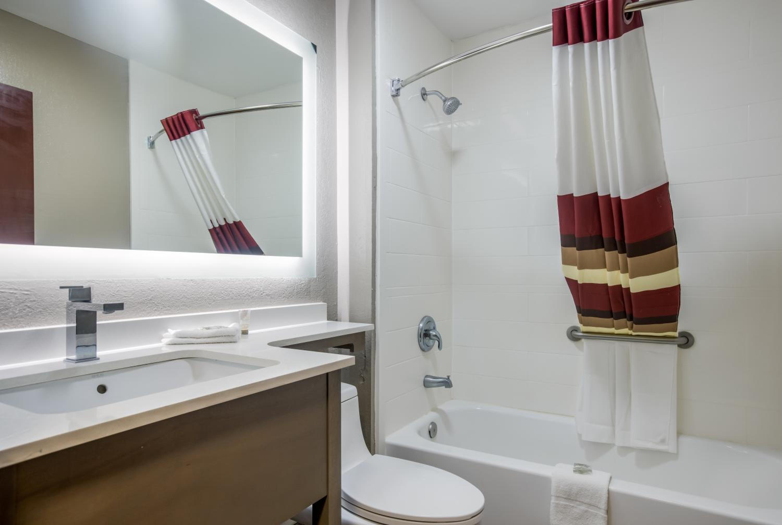 Deluxe Room with 2 Queen Beds Smoke Free - Photo 3