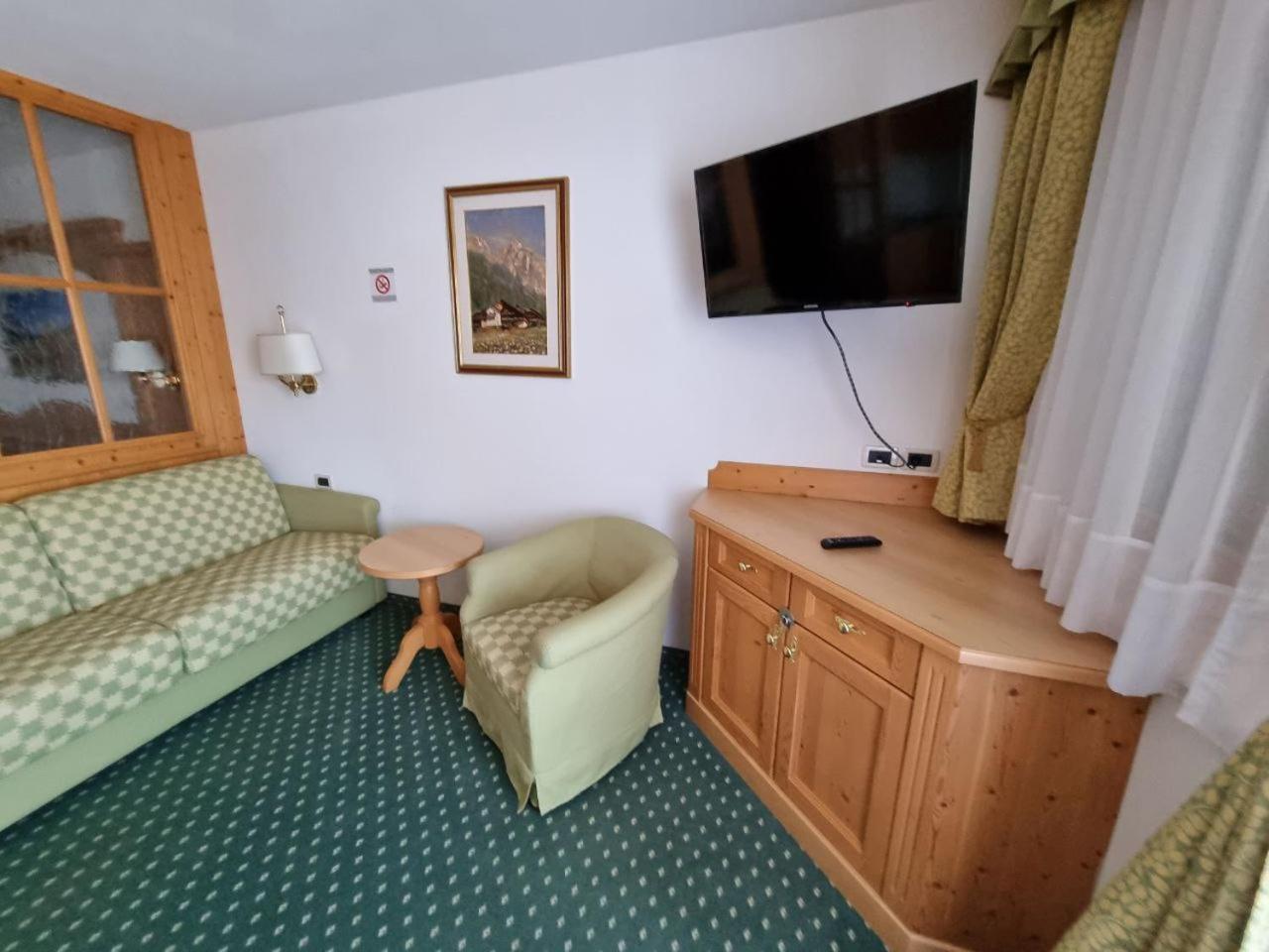 Deluxe One-Bedroom Apartment